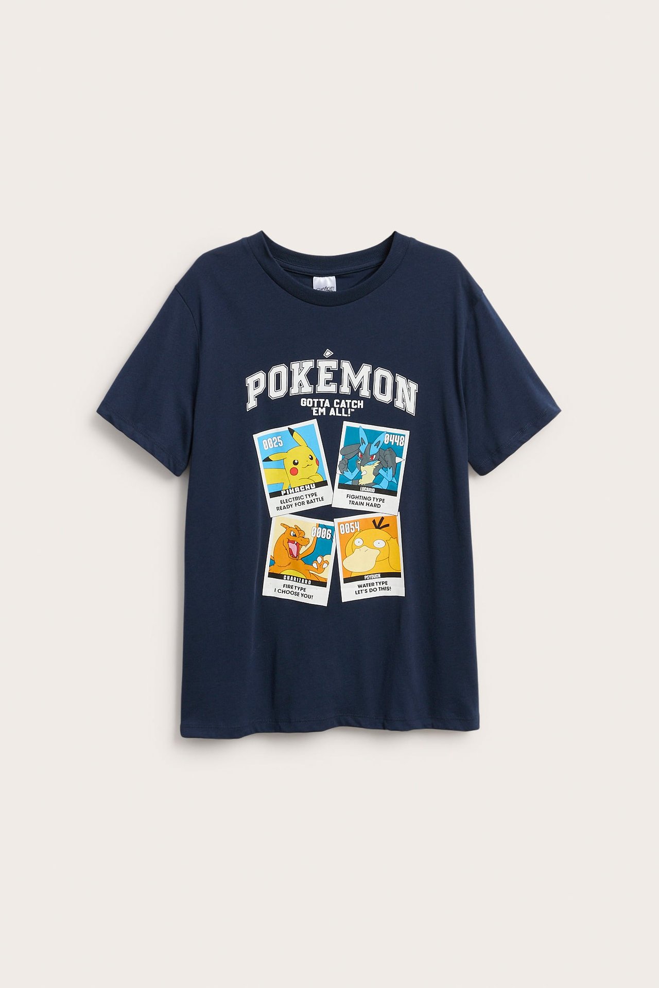 Widok z przodu granatowej koszulki z krótkim rękawem z napisem Pokémon i nadrukami kart postaci.