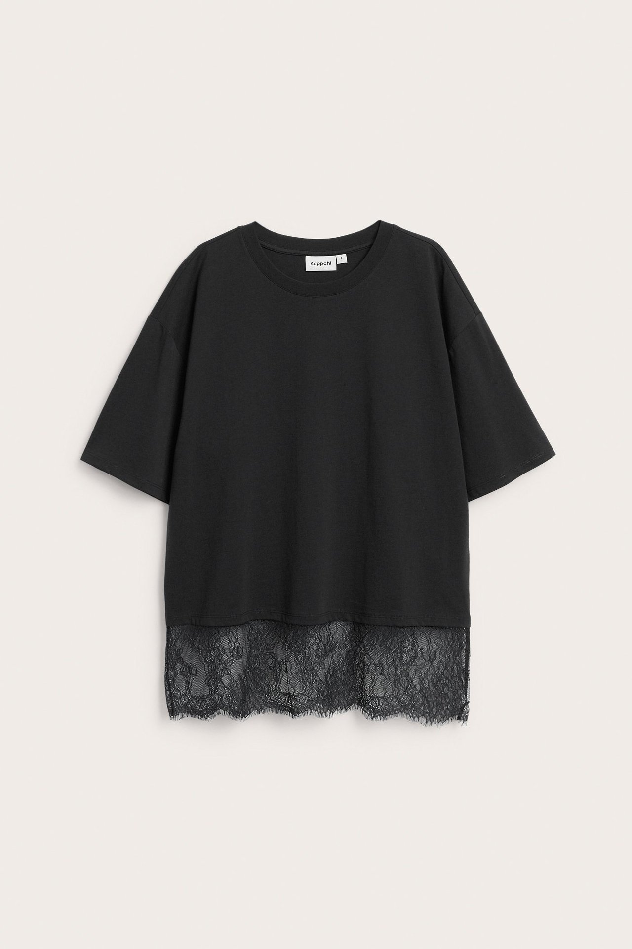 Widok z przodu: Luźny czarny t-shirt z krótkimi rękawami i szeroką czarną koronką na dole.