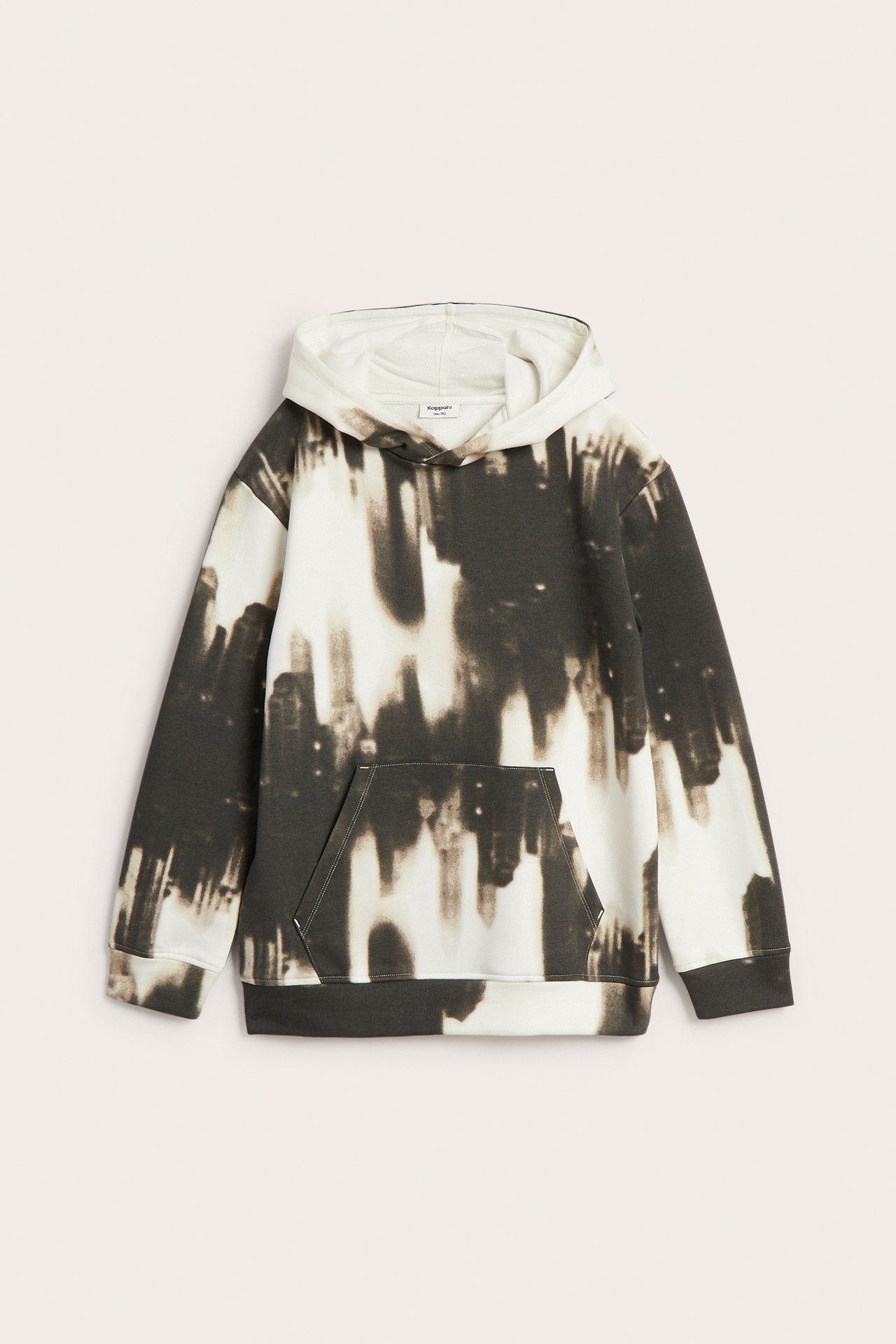 Frontvisning av en svart og hvit tie-dye hettegenser med magelomme.