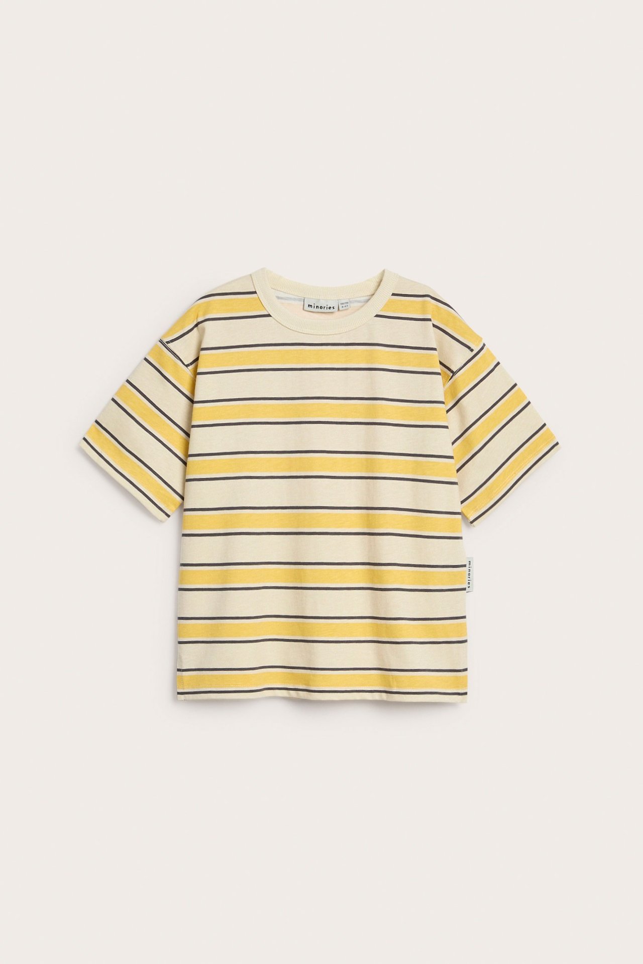 Edestä: Lasten kerma puuvillainen t-paita lyhyillä hihoilla ja kelta-tummansinisillä raidoilla.
