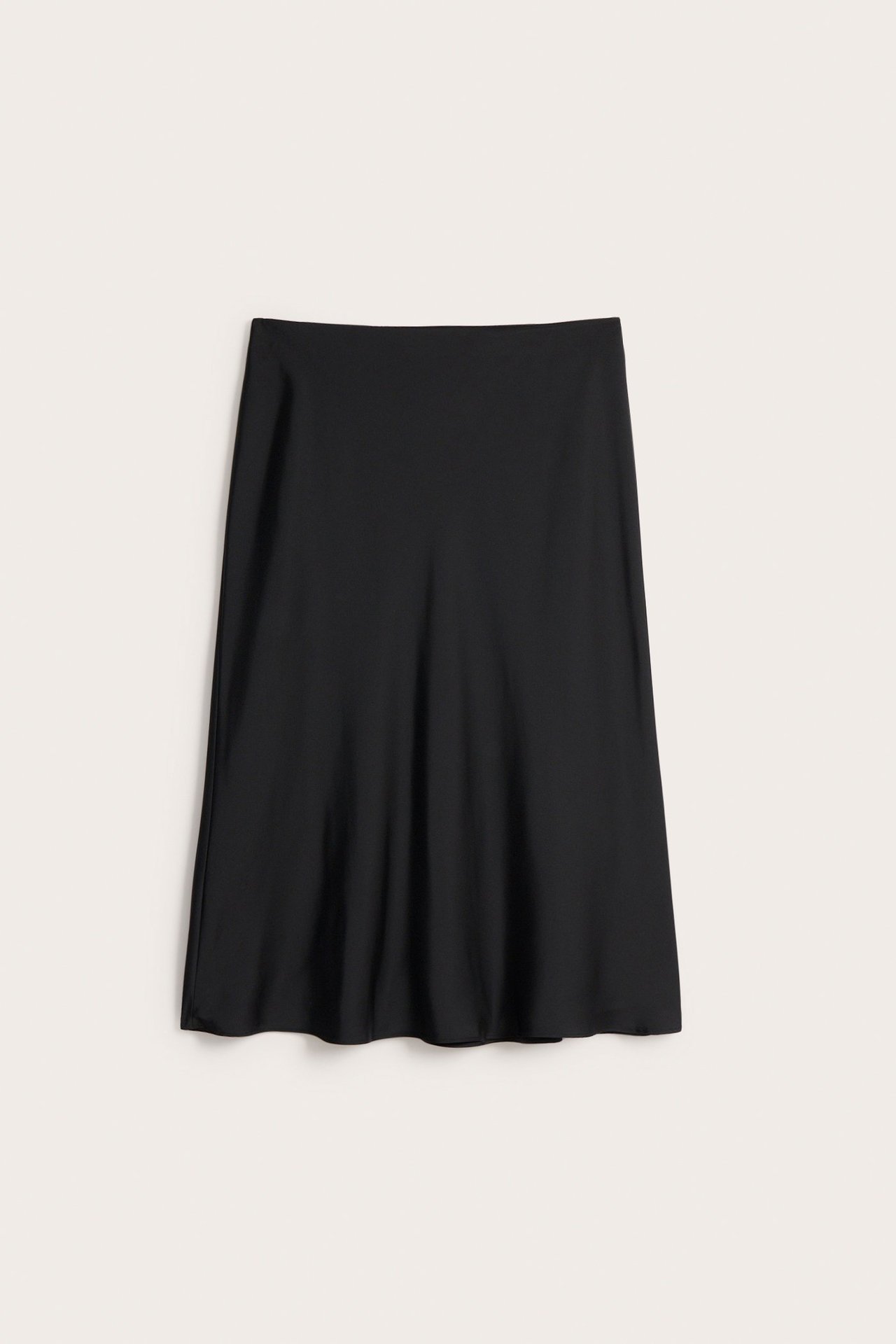 Edestä kuvattu yksivärinen musta satiininen A-linjainen hame, jossa on kuminauhavyötärö.