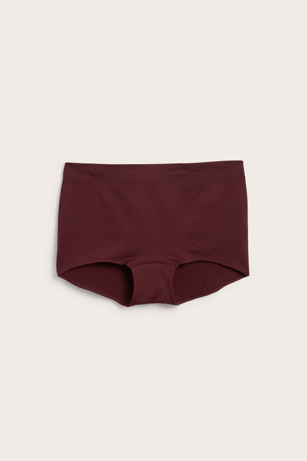 Widok z przodu gładkich, bordowych, bezszwowych szortów typu boyshorts.