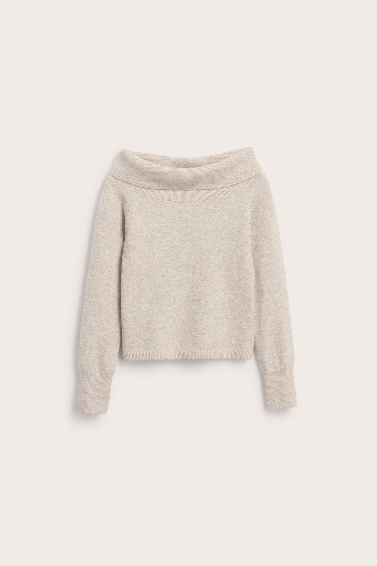 Forfra: melert beige strikket off-shoulder genser med lange ermer og ribbestrikkede mansjetter.