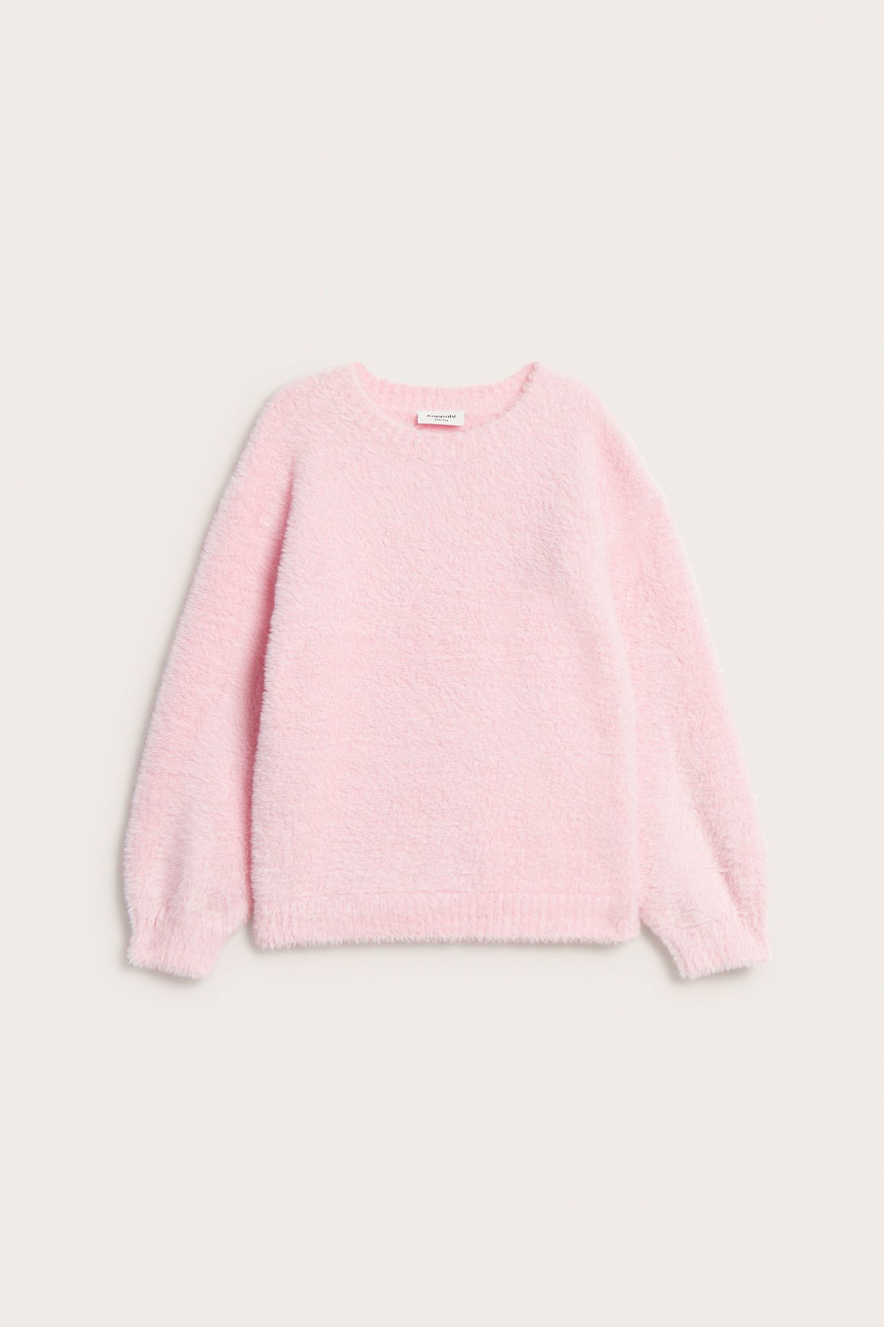 Framifrån, rosa fluffig långärmad tröja.
