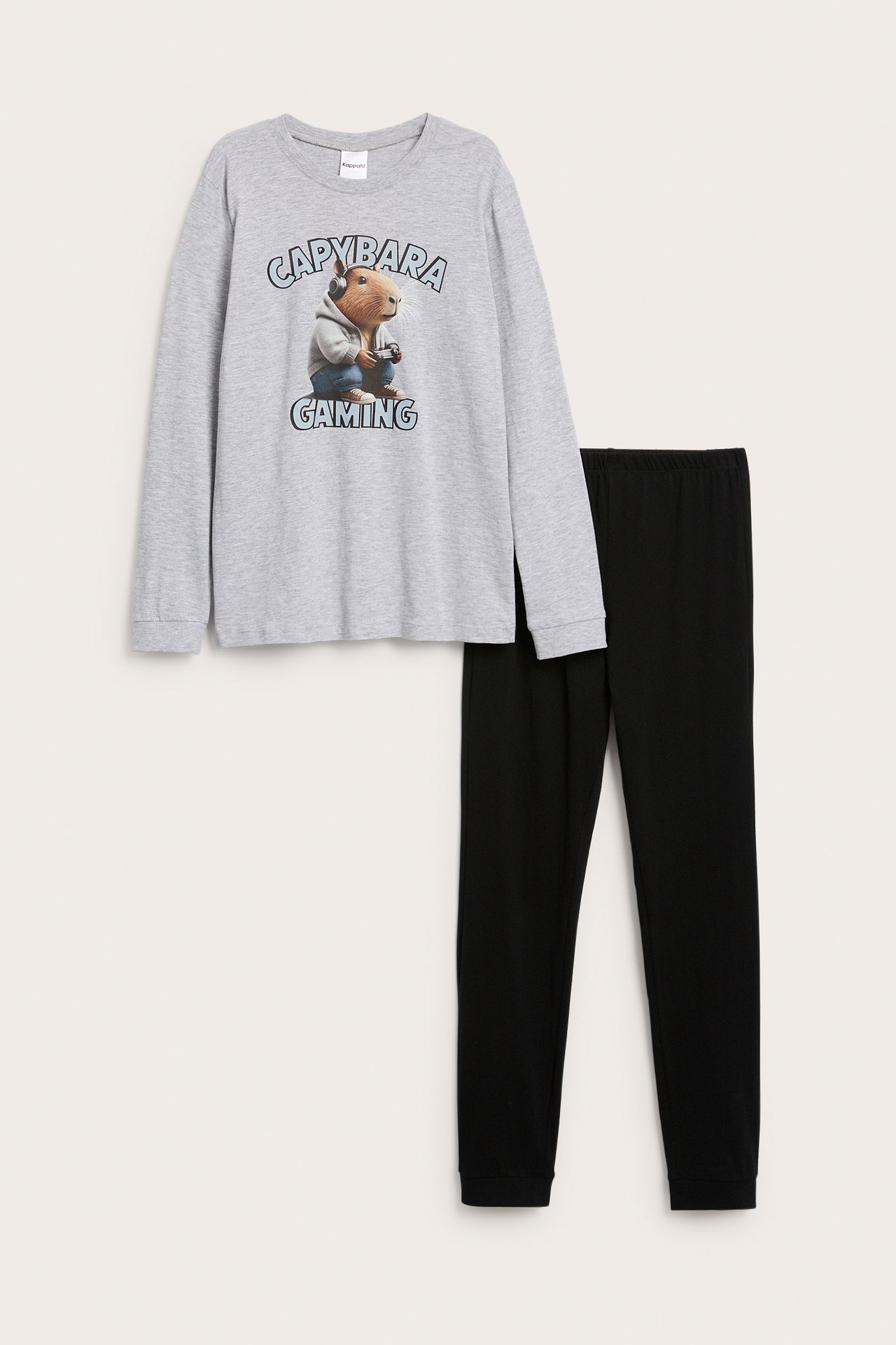 Framifrån, en grå långärmad pyjamaströja med Capybara Gaming-tryck och enfärgade svarta pyjamasbyxor.