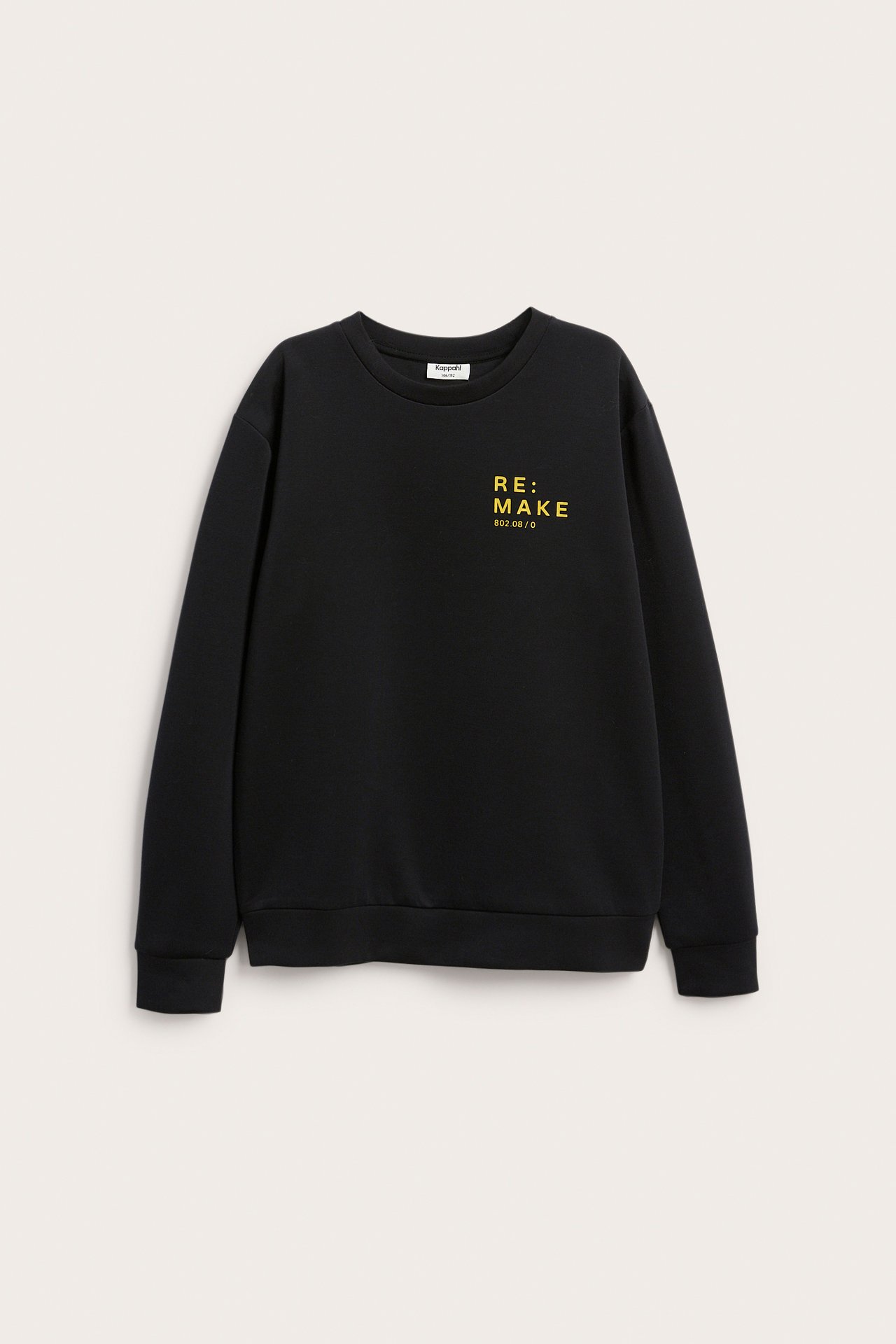 Frontvy av en svart långärmad sweatshirt med rund hals och gult texttryck.