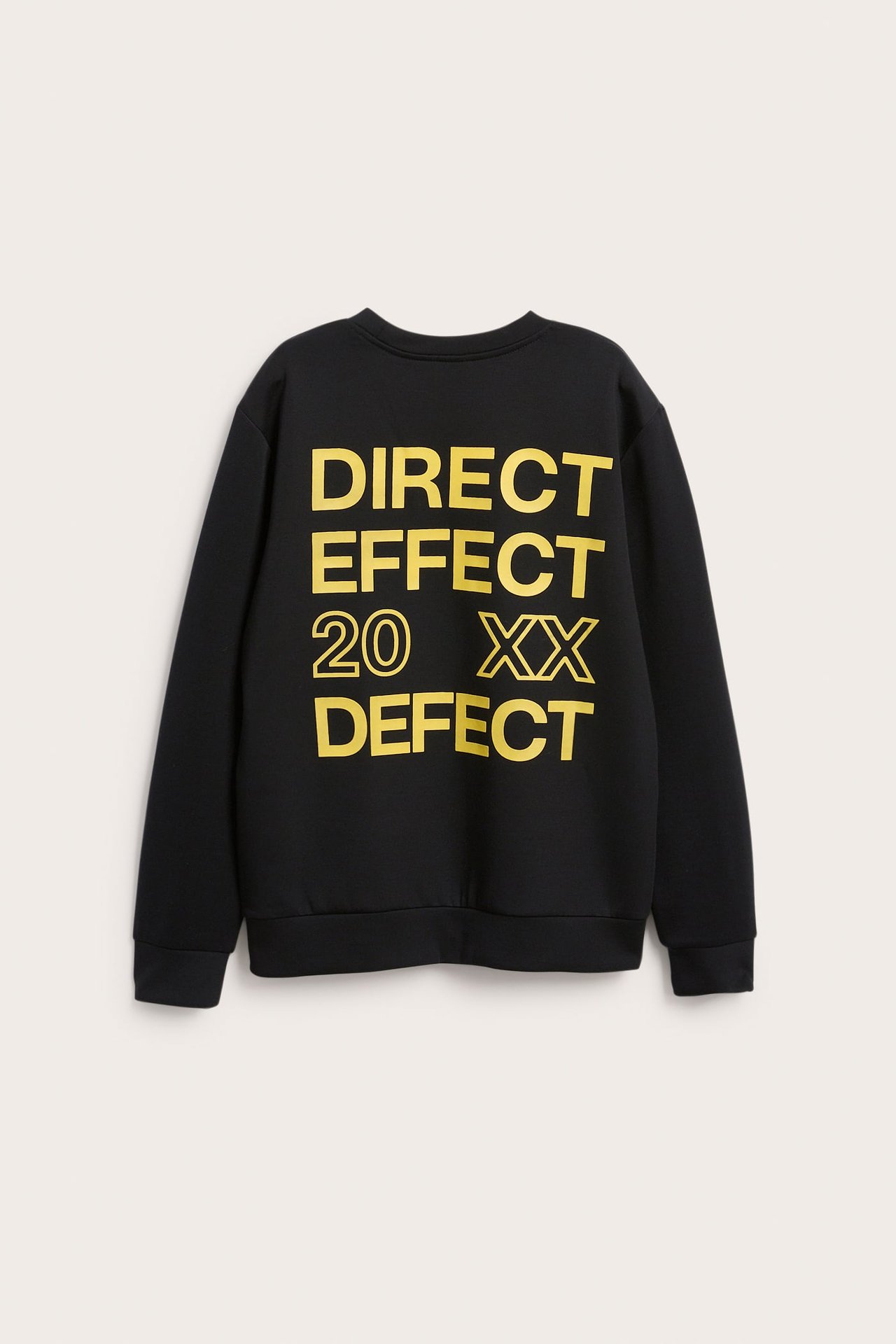 Tylny widok czarnej bluzy z żółtym nadrukiem 'DIRECT EFFECT 20 XX DEFECT'.