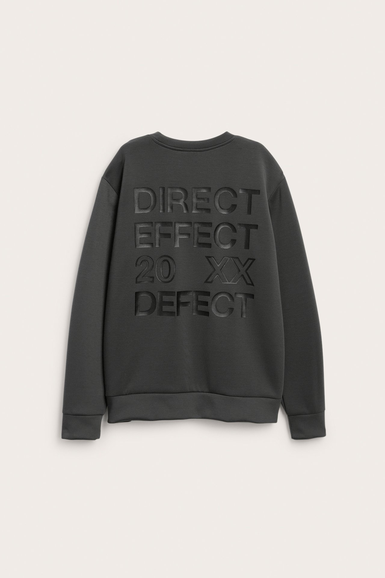Bakifrån av mörkgrå rundhalsad sweatshirt med präglad text 'DIRECT EFFECT 20 XX DEFECT'.
