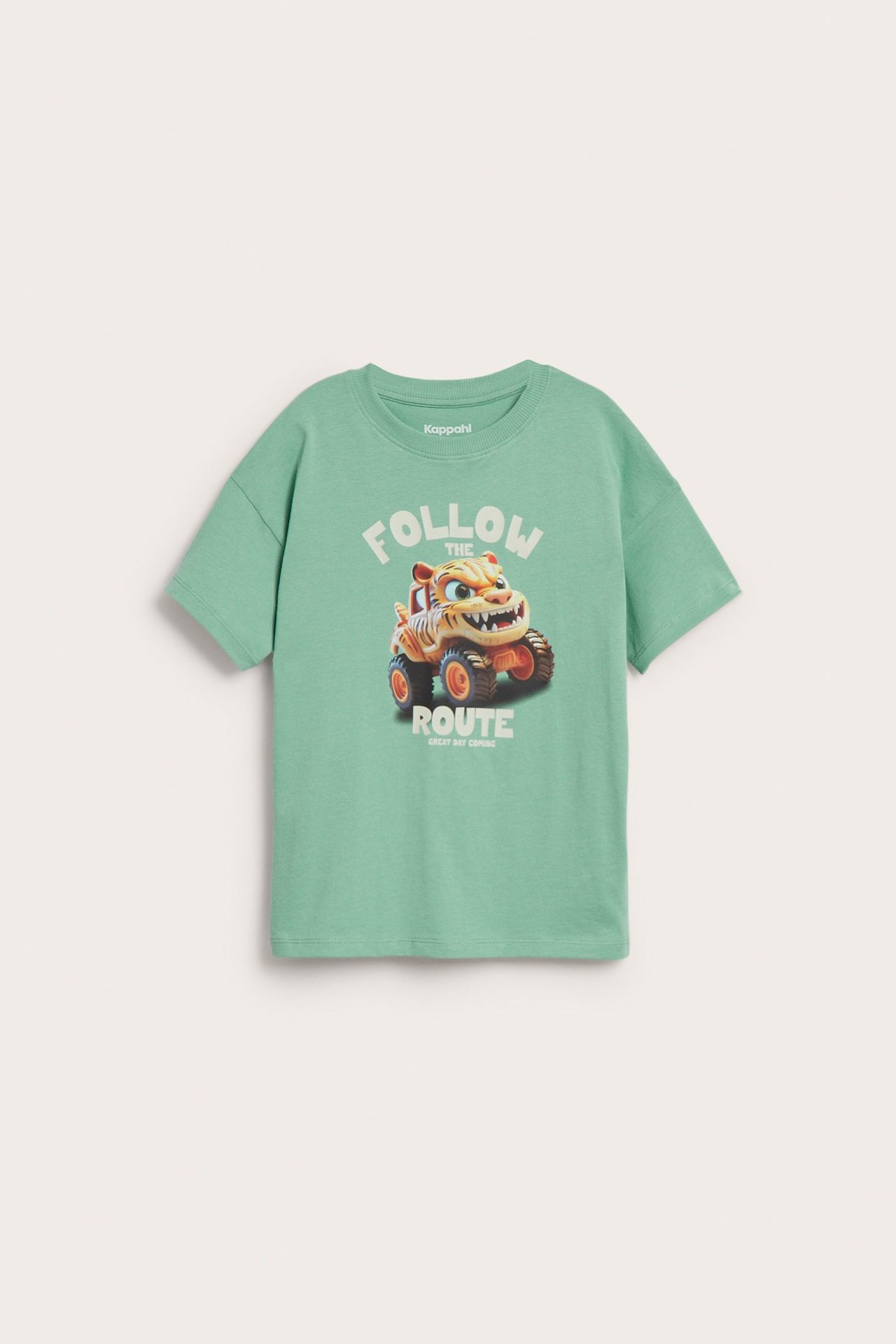 Framifrån: En grön t-shirt i bomull för barn med stort tryck av en tigermonsterbil.