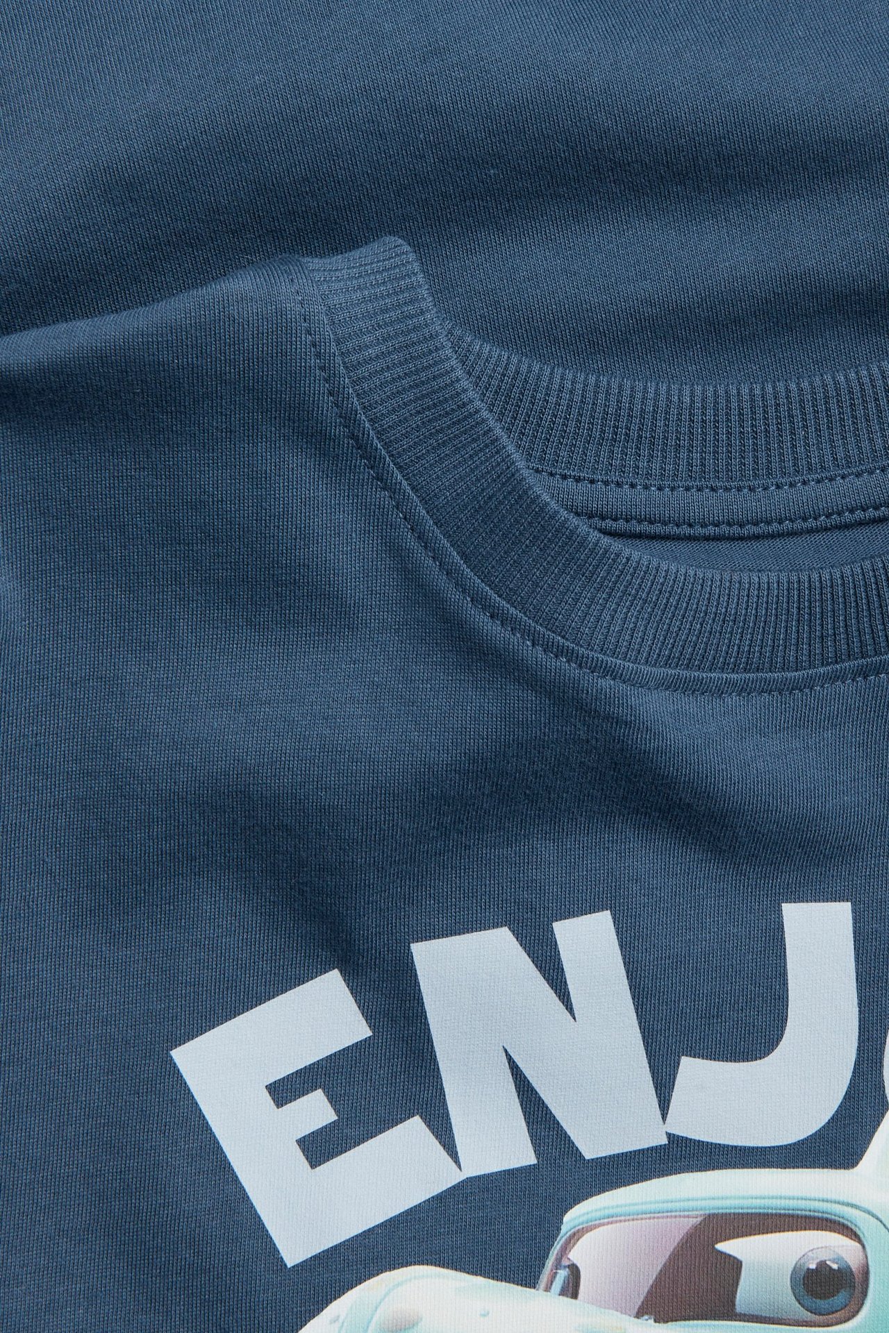 Niebieska dziecięca koszulka bawełniana, prążkowany dekolt, nadruk rekina monster trucka.