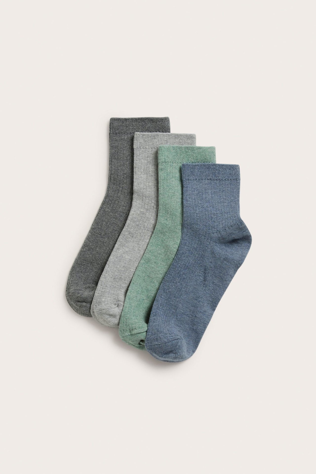 Prążkowane skarpety 4-pak, widok z przodu: ciemnoszare, jasnoszare, jasnozielone i niebieskie melanż.