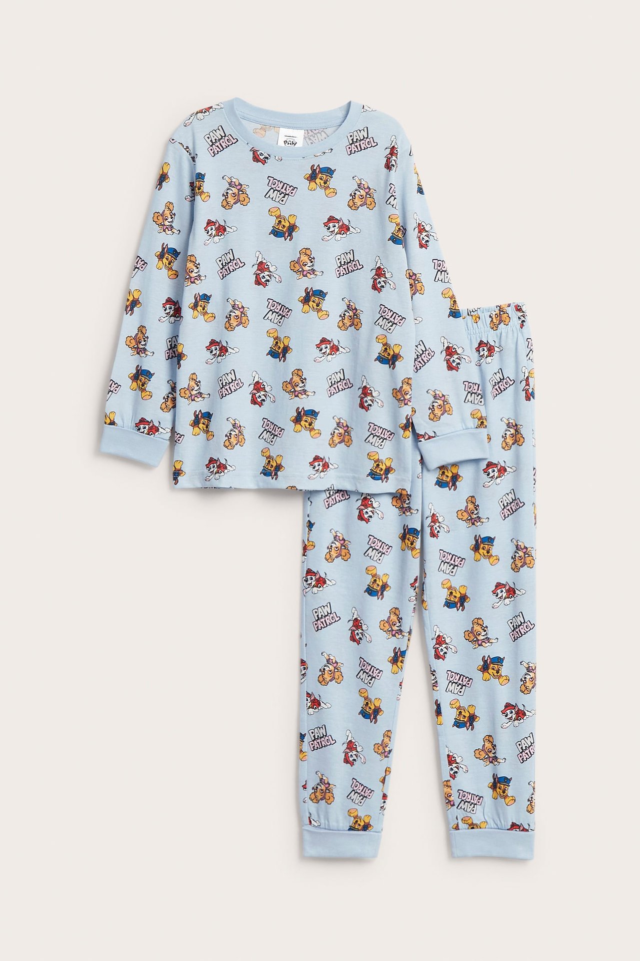 Edestä päin vaaleansininen lasten pitkähihainen pyjama, jossa on Paw Patrol -kuvio.