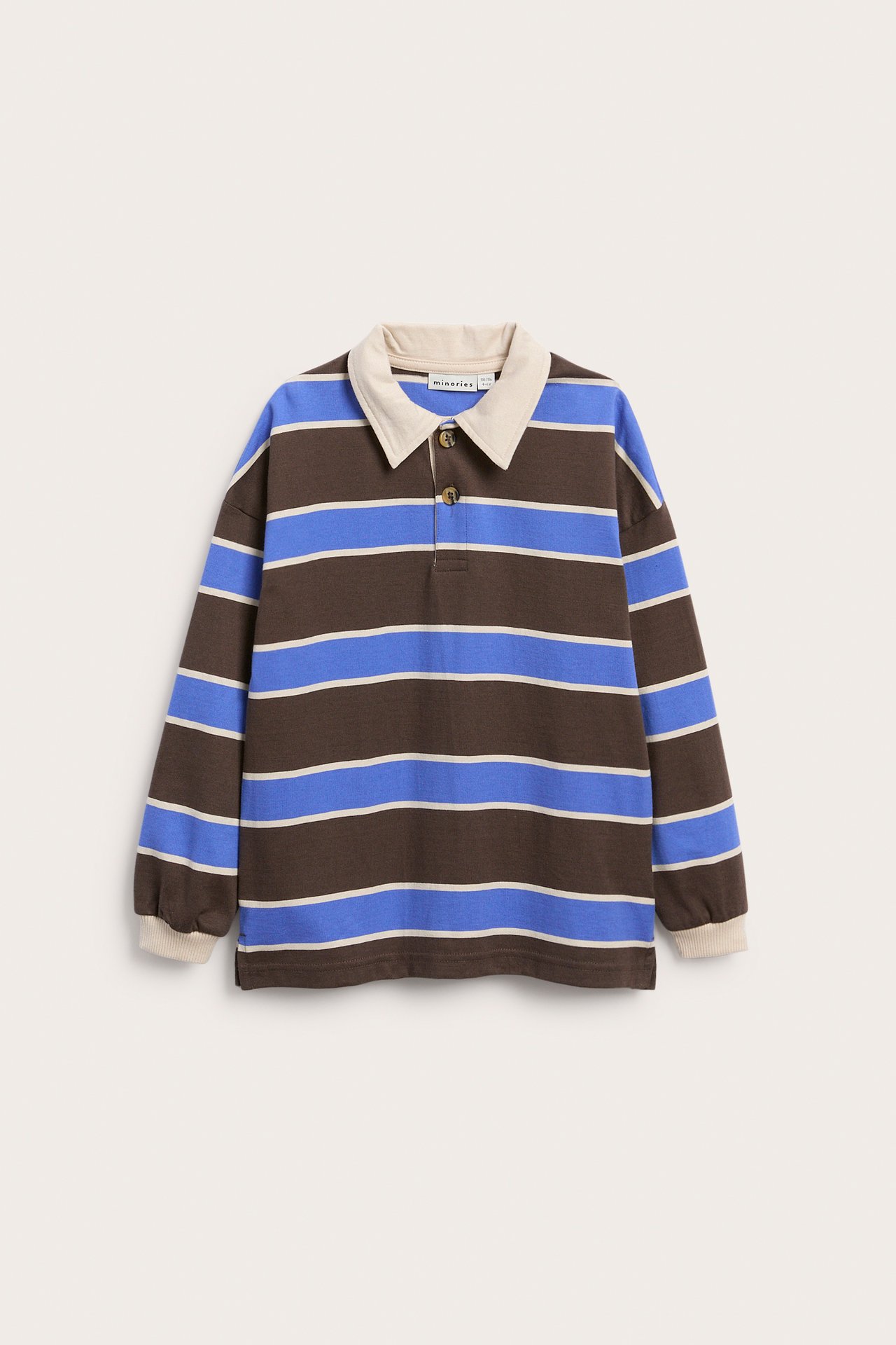 Frontbilde av en brun, blå og beige stripet langermet rugby-piké t-skjorte med beige krage.