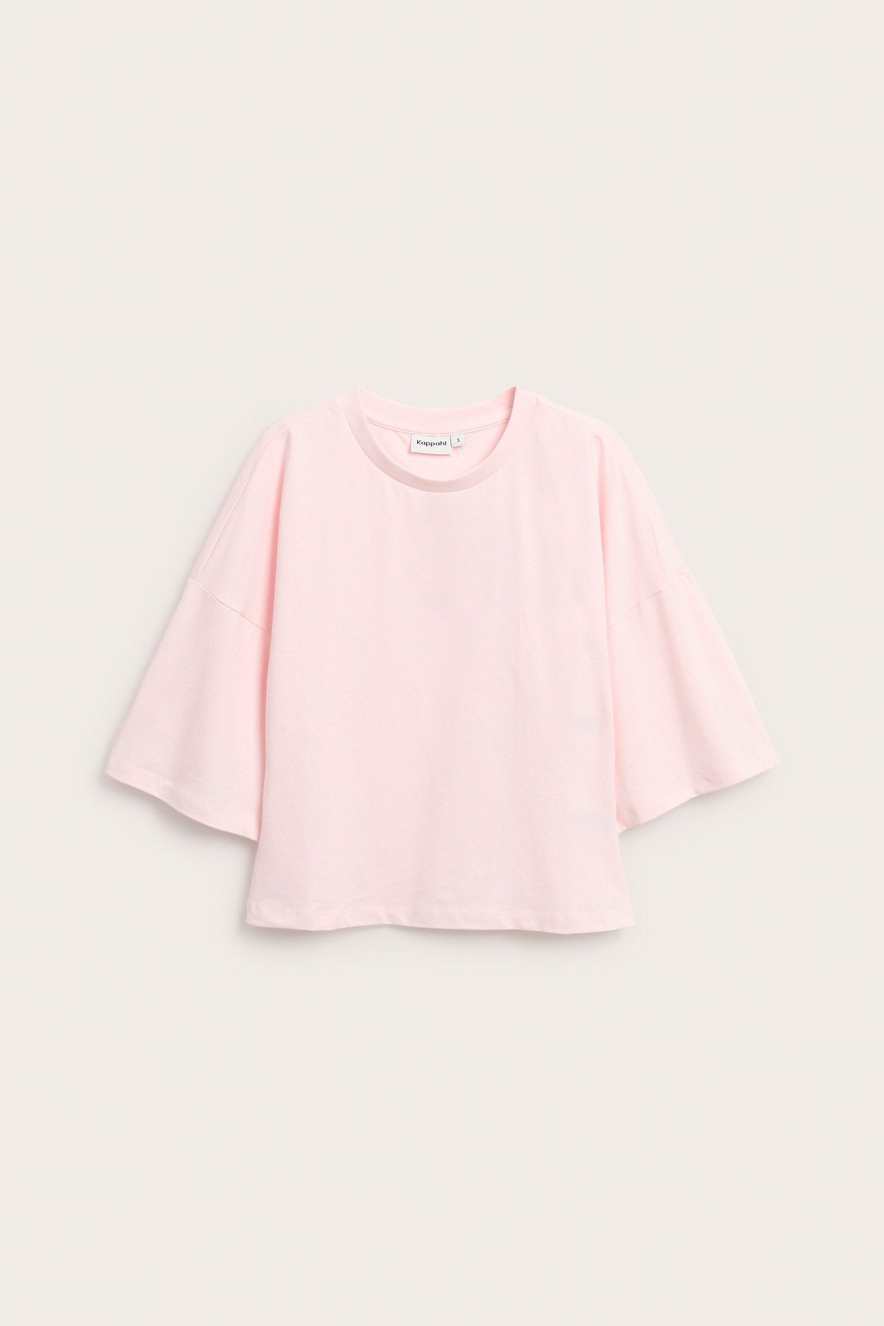 Frontvy av en ljusrosa bomullsblandad t-shirt med nedhasade axlar och figurnära passform.