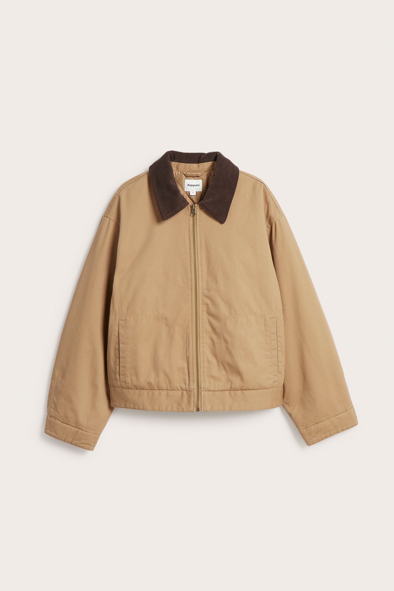 Framsida av beige kort canvasjacka med brun manchesterkrage, dragkedja och fickor fram.