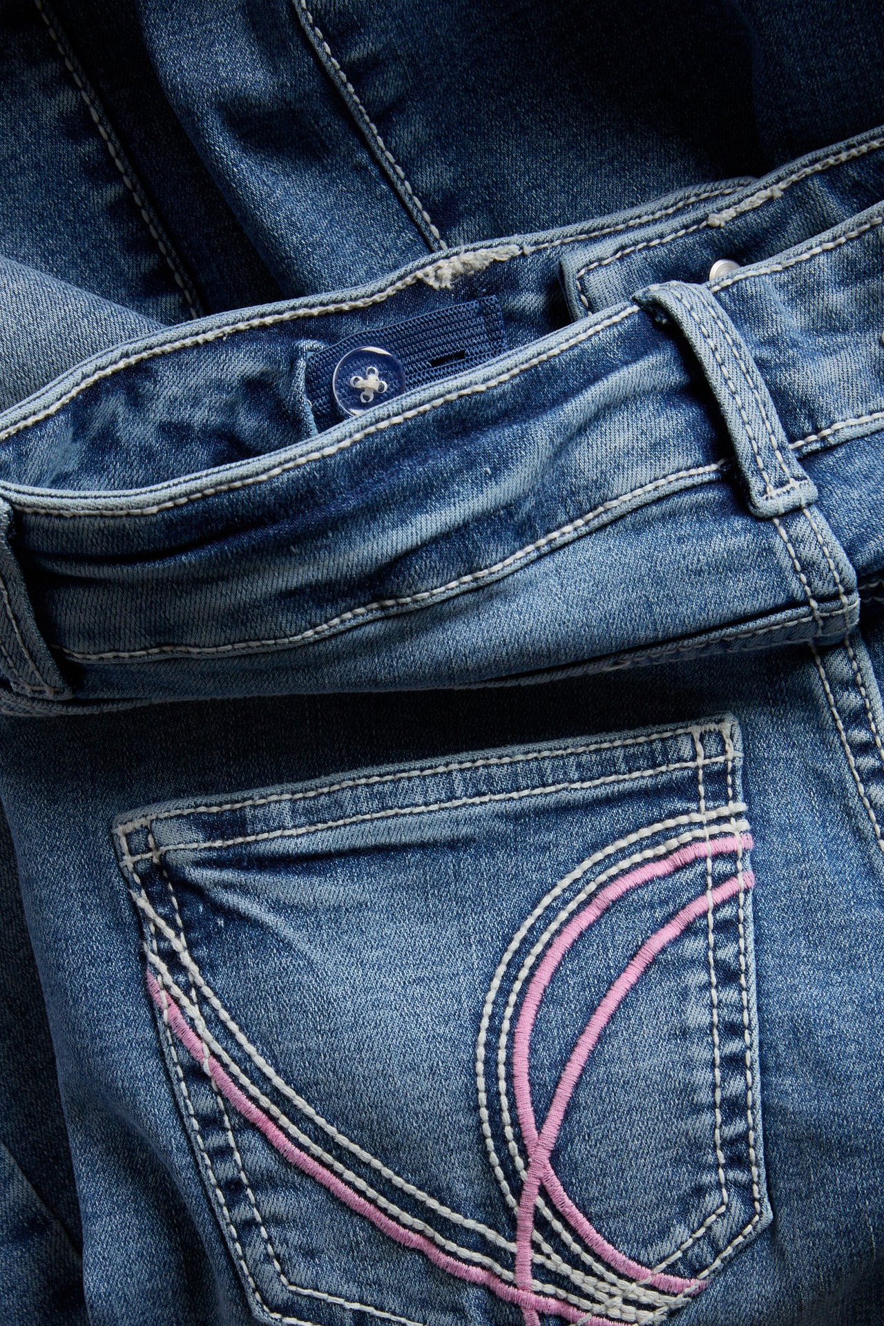 Jeansy bootcut z haftowanymi kieszeniami