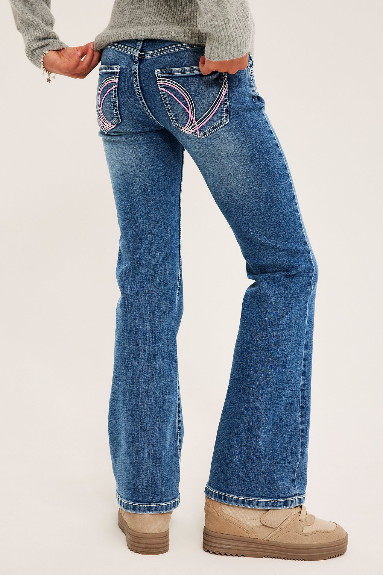 Bootcut-farkut brodeeratuilla taskuilla