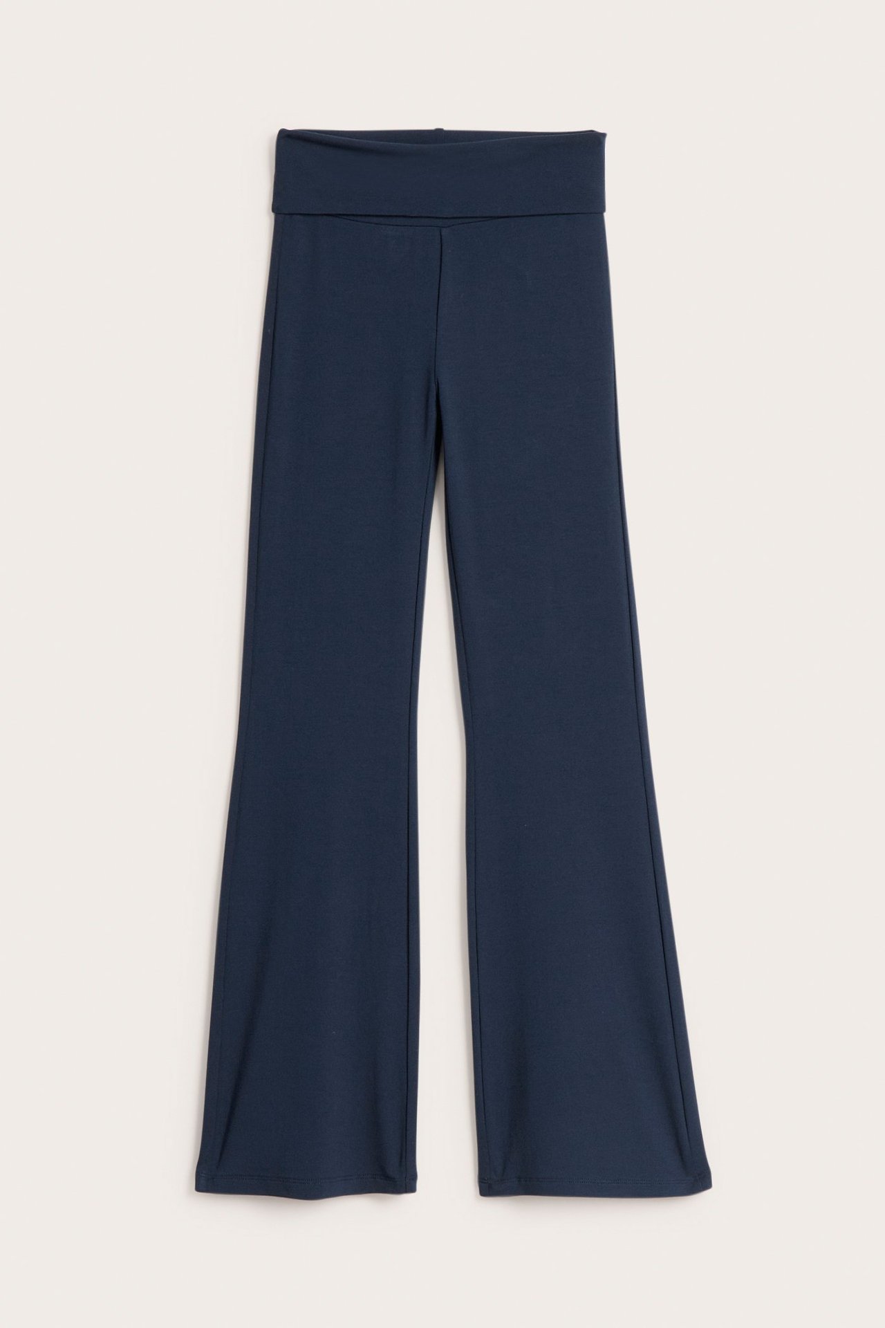 Edestä: Yksiväriset tummansiniset, leveälahkeiset leggingsit leveällä, taitettavalla vyötäröllä.