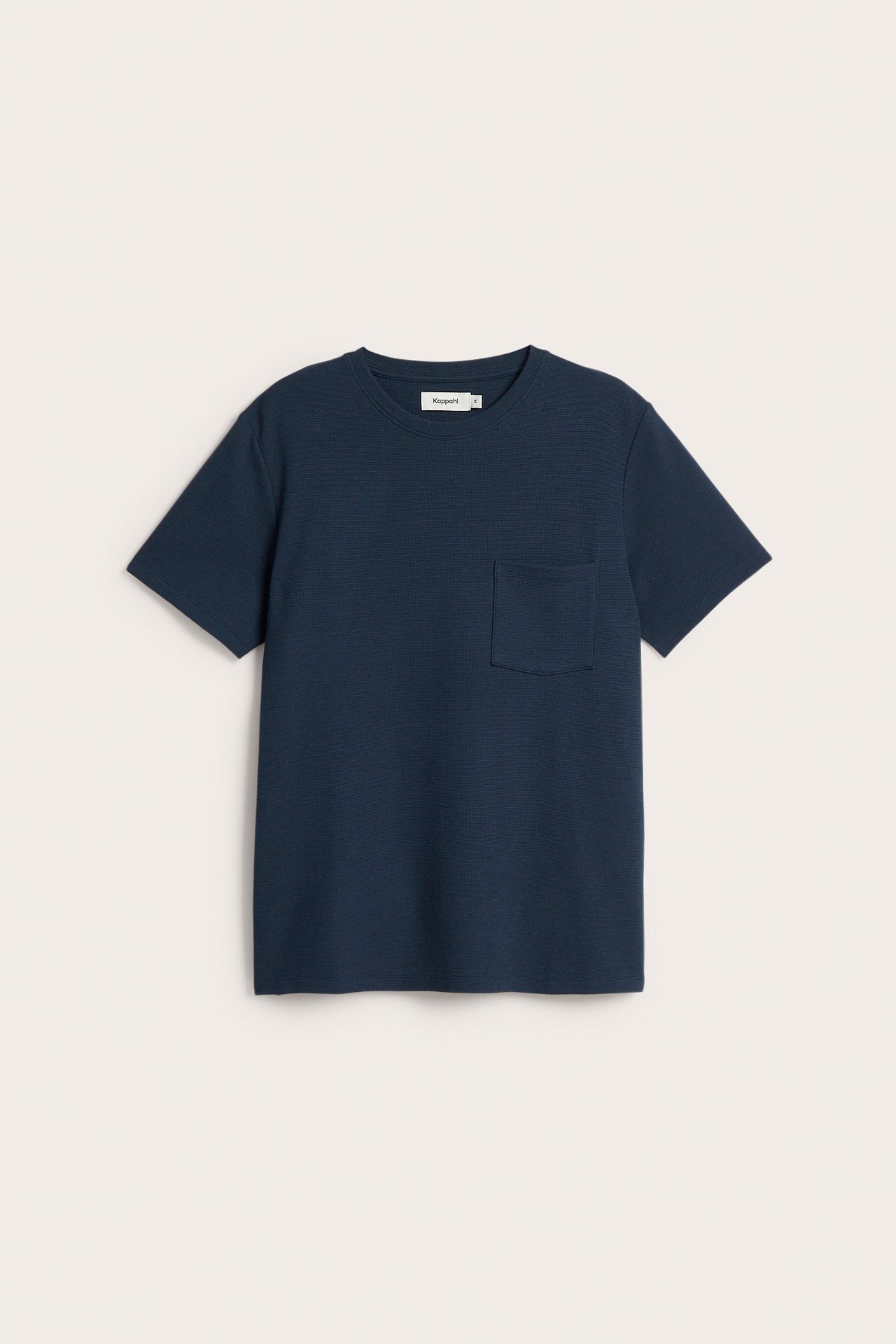 Frontutsikt, mørkeblå regular fit T-skjorte med strukturmønster, rund hals og brystlomme.