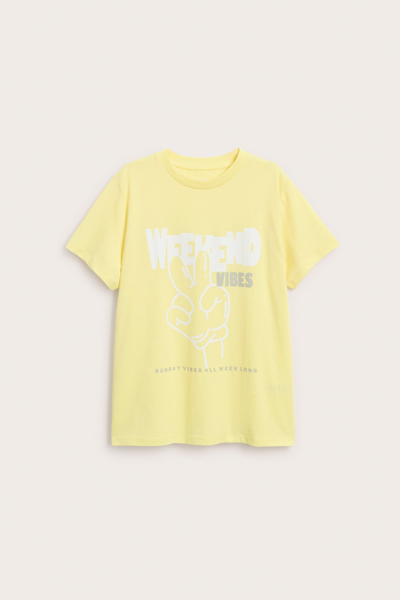 Widok z przodu żółtej bawełnianej koszulki dziecięcej z nadrukiem 'WEEKEND VIBES' i znakiem pokoju.