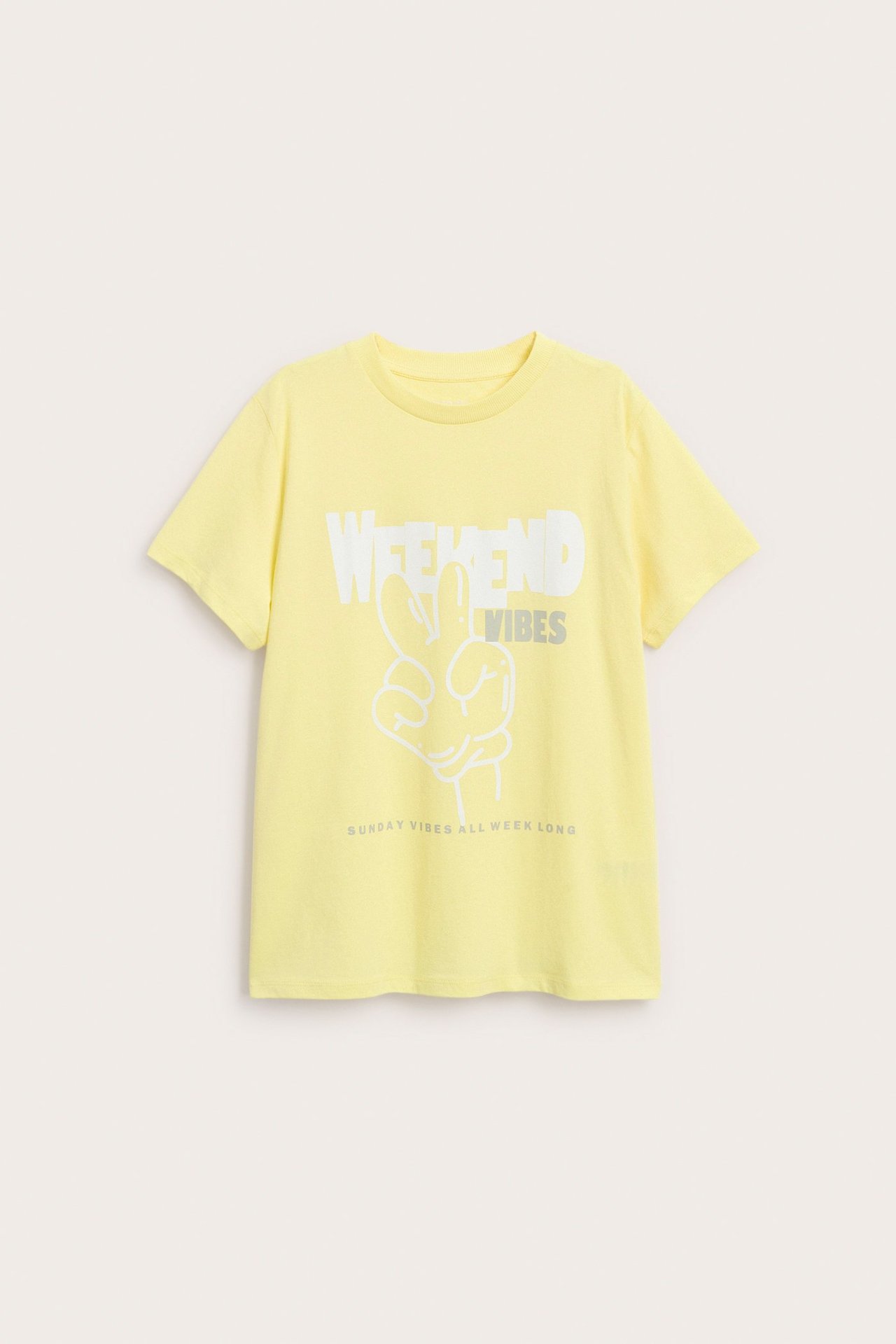 Widok z przodu żółtej bawełnianej koszulki dziecięcej z nadrukiem 'WEEKEND VIBES' i znakiem pokoju.
