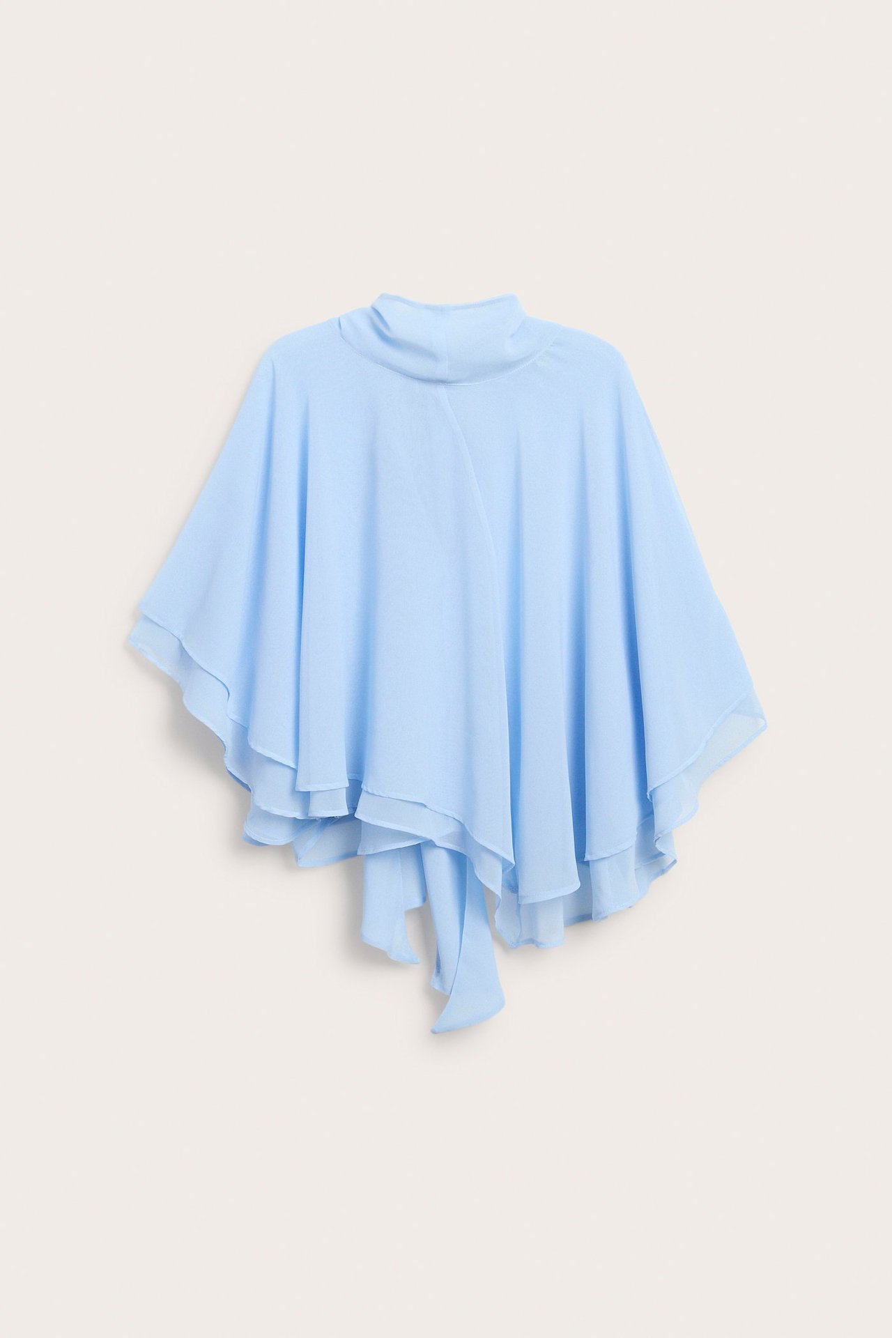 Frontvisning av en lyseblå chiffon cape-bluse med høy hals og lagdelt, asymmetrisk kant.