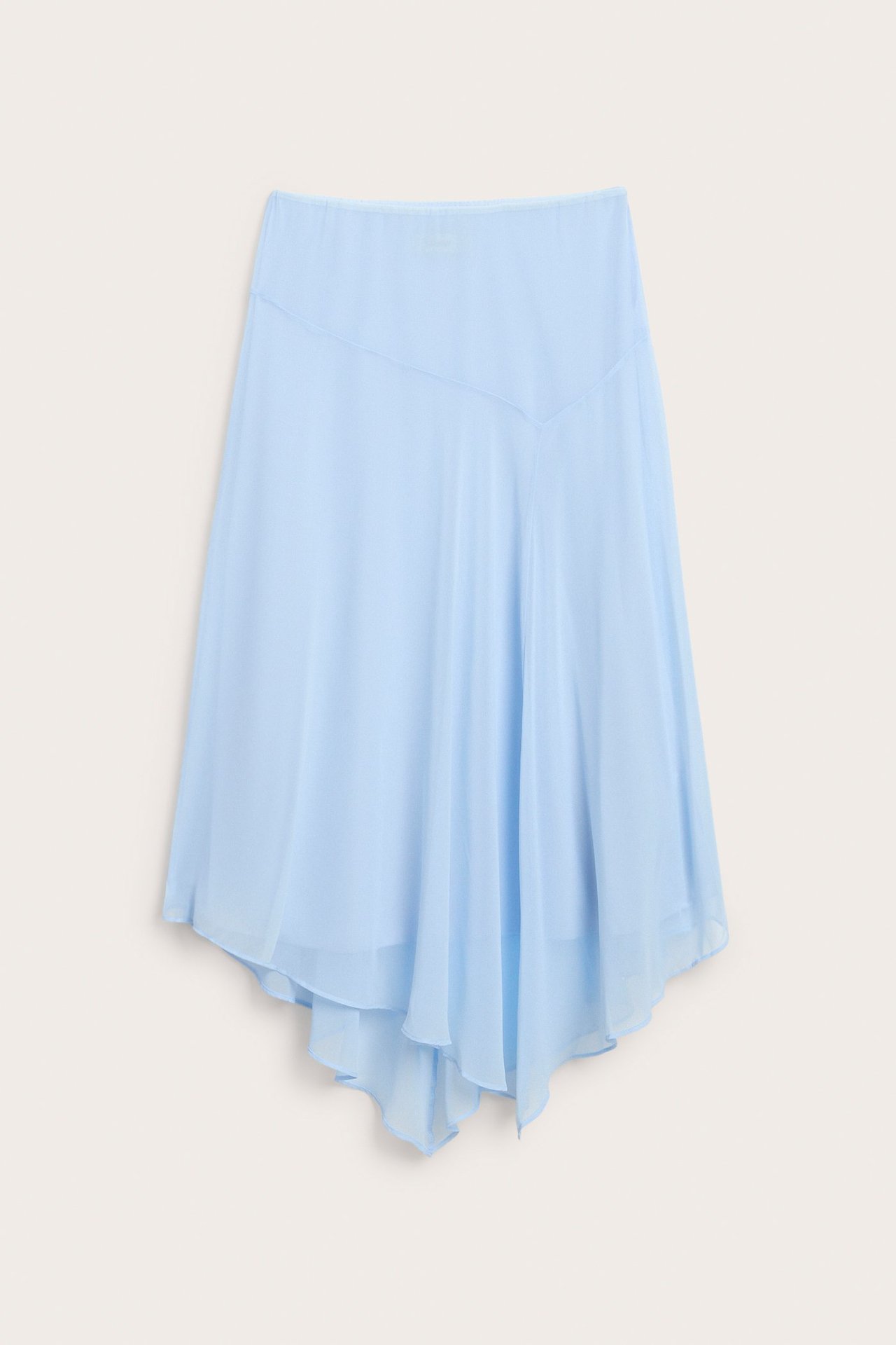 Frontvisning av et lyseblått asymmetrisk chiffonglangskjørt.