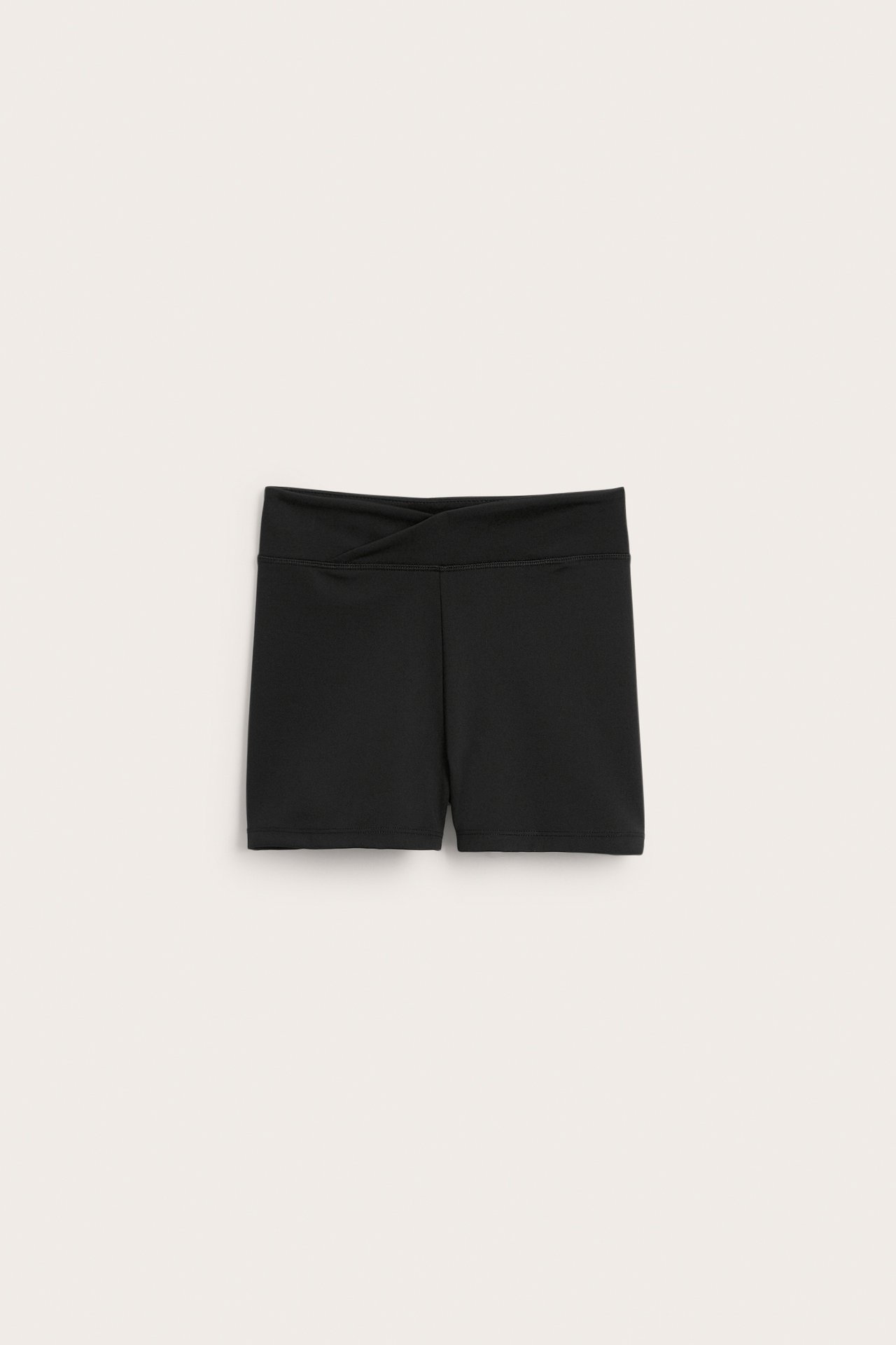Framifrån, svarta träningsshorts med omlott elastisk linning.