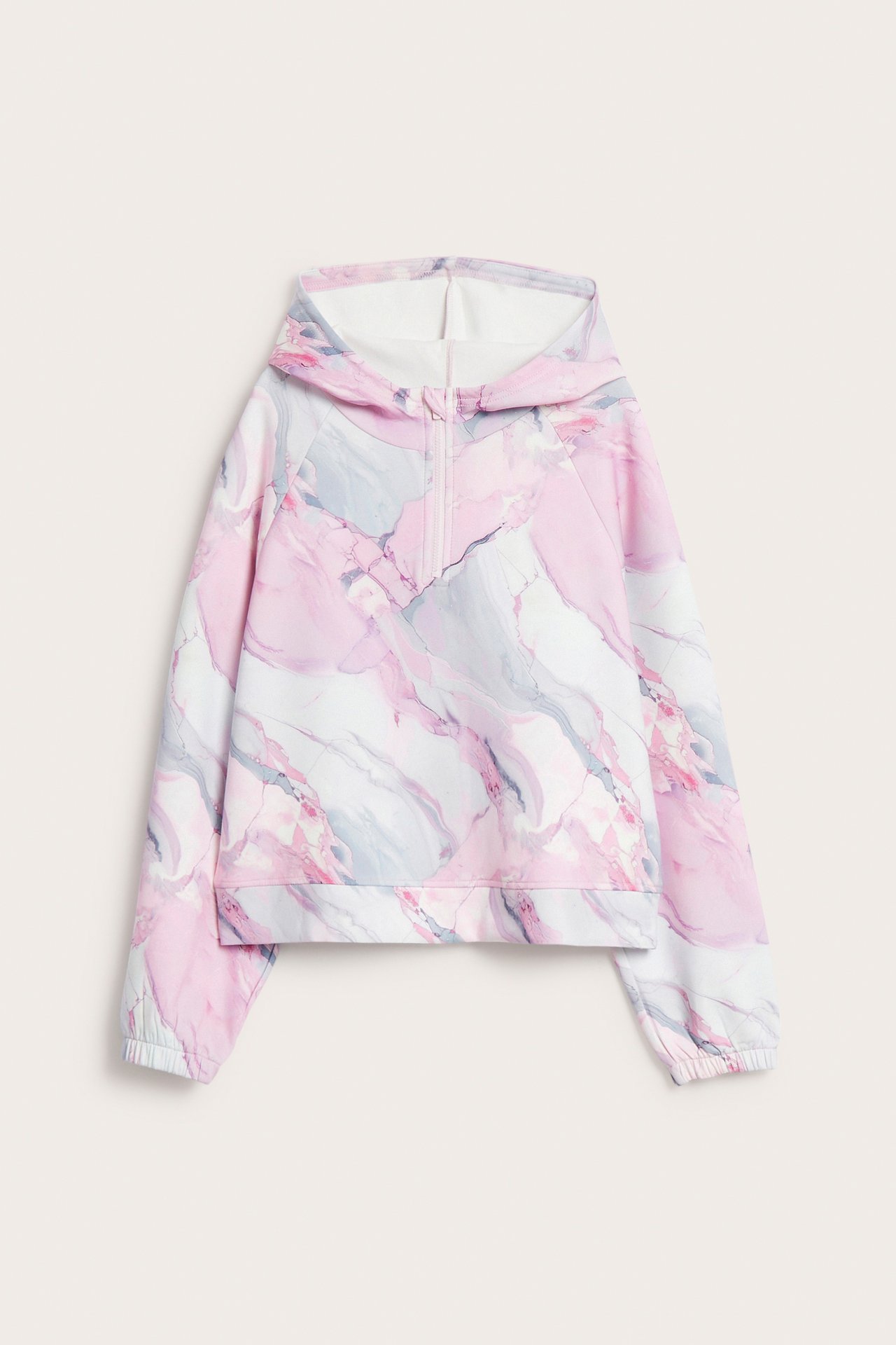 Framsida: rosa, vit och grå marmormönstrad hoodie med halv dragkedja.