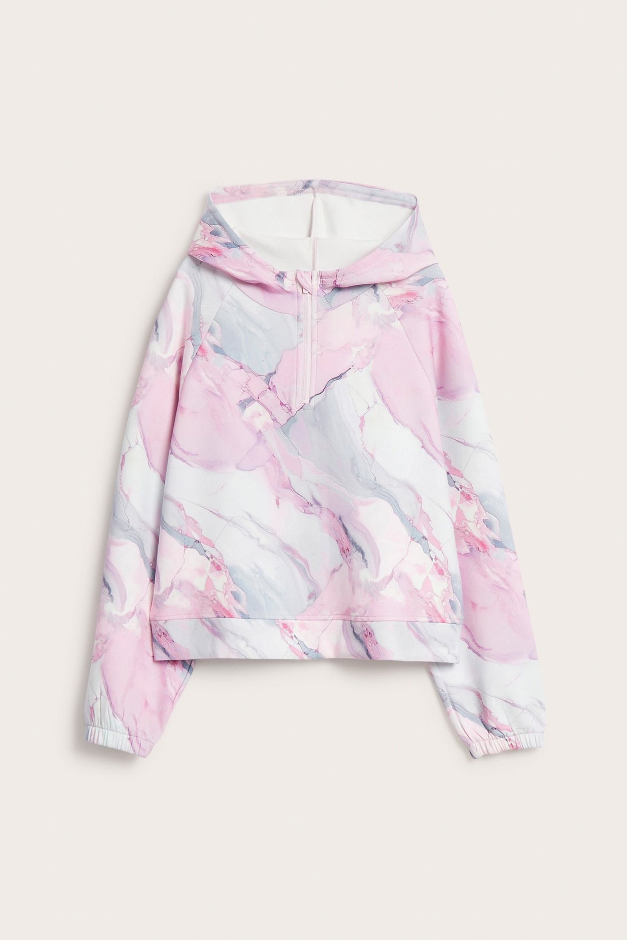 Framsida: rosa, vit och grå marmormönstrad hoodie med halv dragkedja.