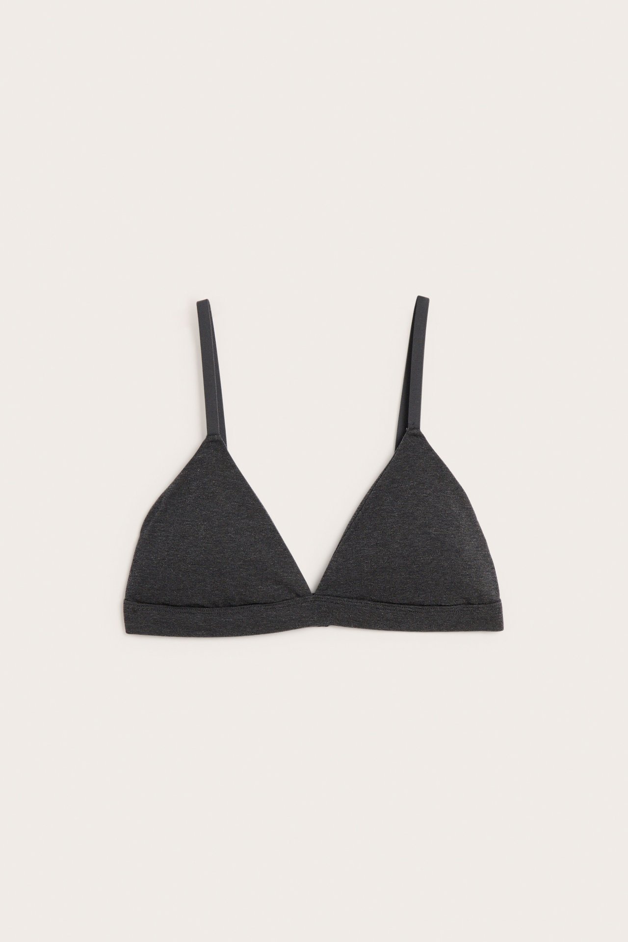 Edestä, tummanharmaa kolmio-bralette ohuilla olkaimilla.