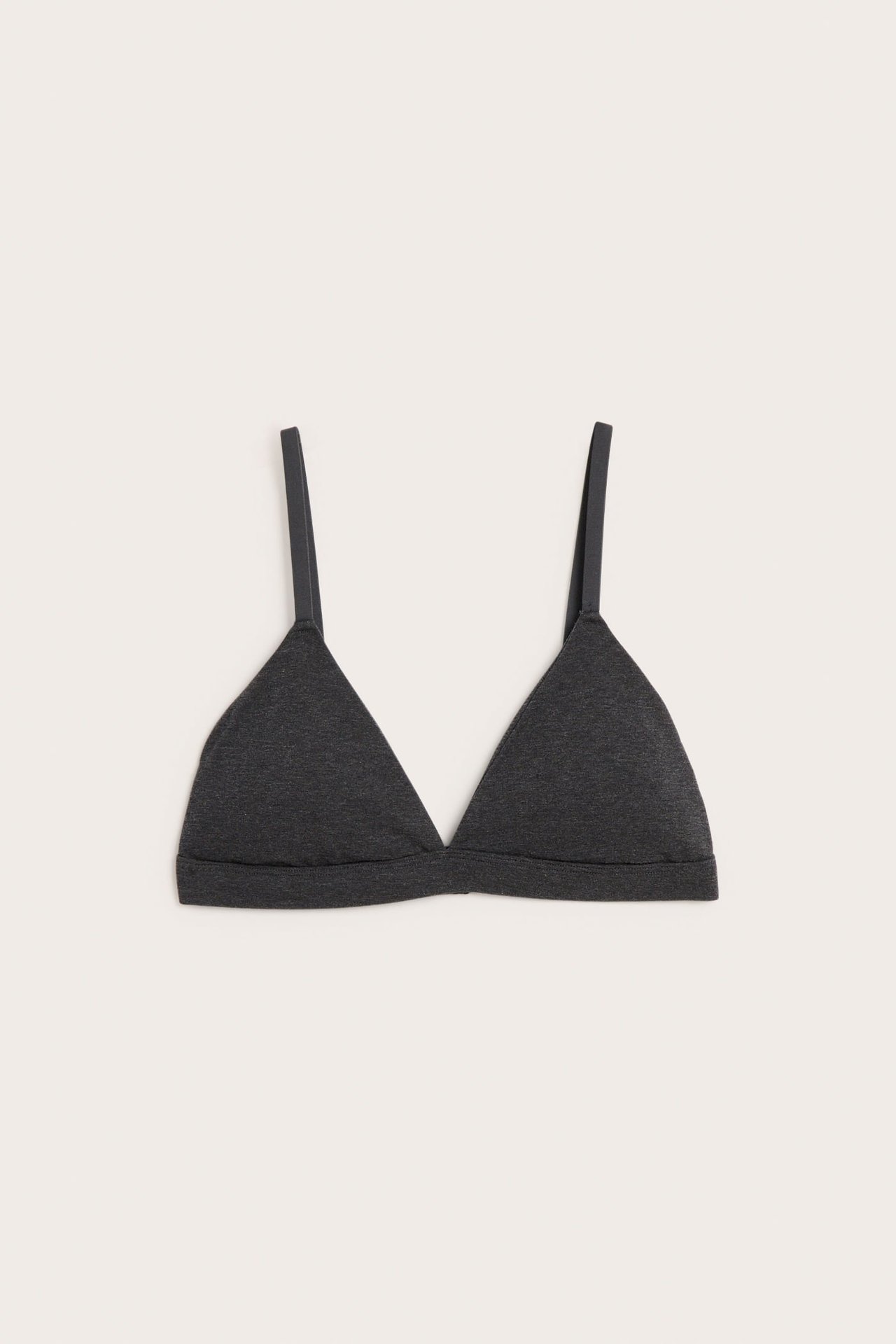 Edestä, tummanharmaa kolmio-bralette ohuilla olkaimilla.