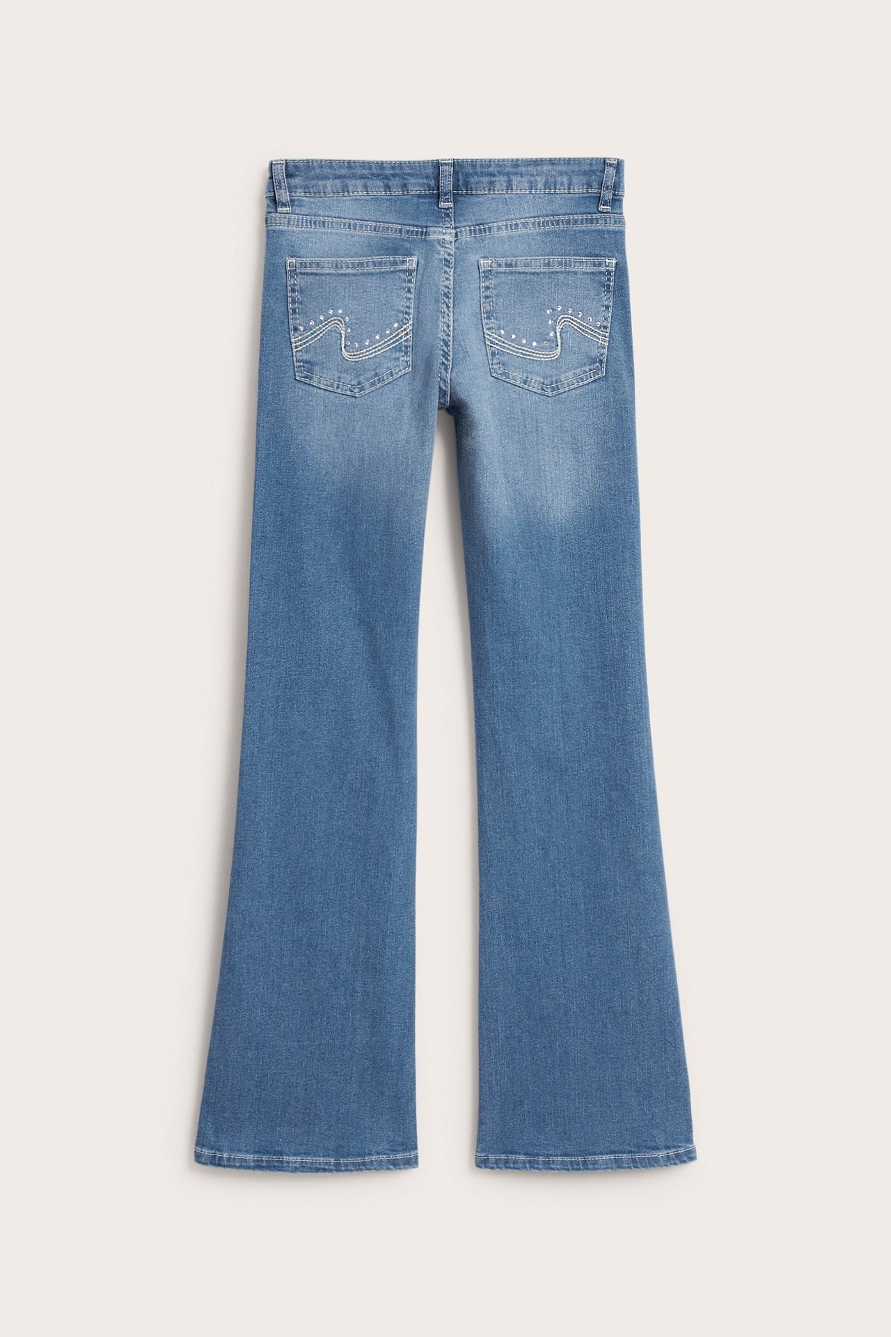 Lasten vaaleansiniset bootcut-farkut, matala vyötärö, koristellut takataskut, takanäkymä.