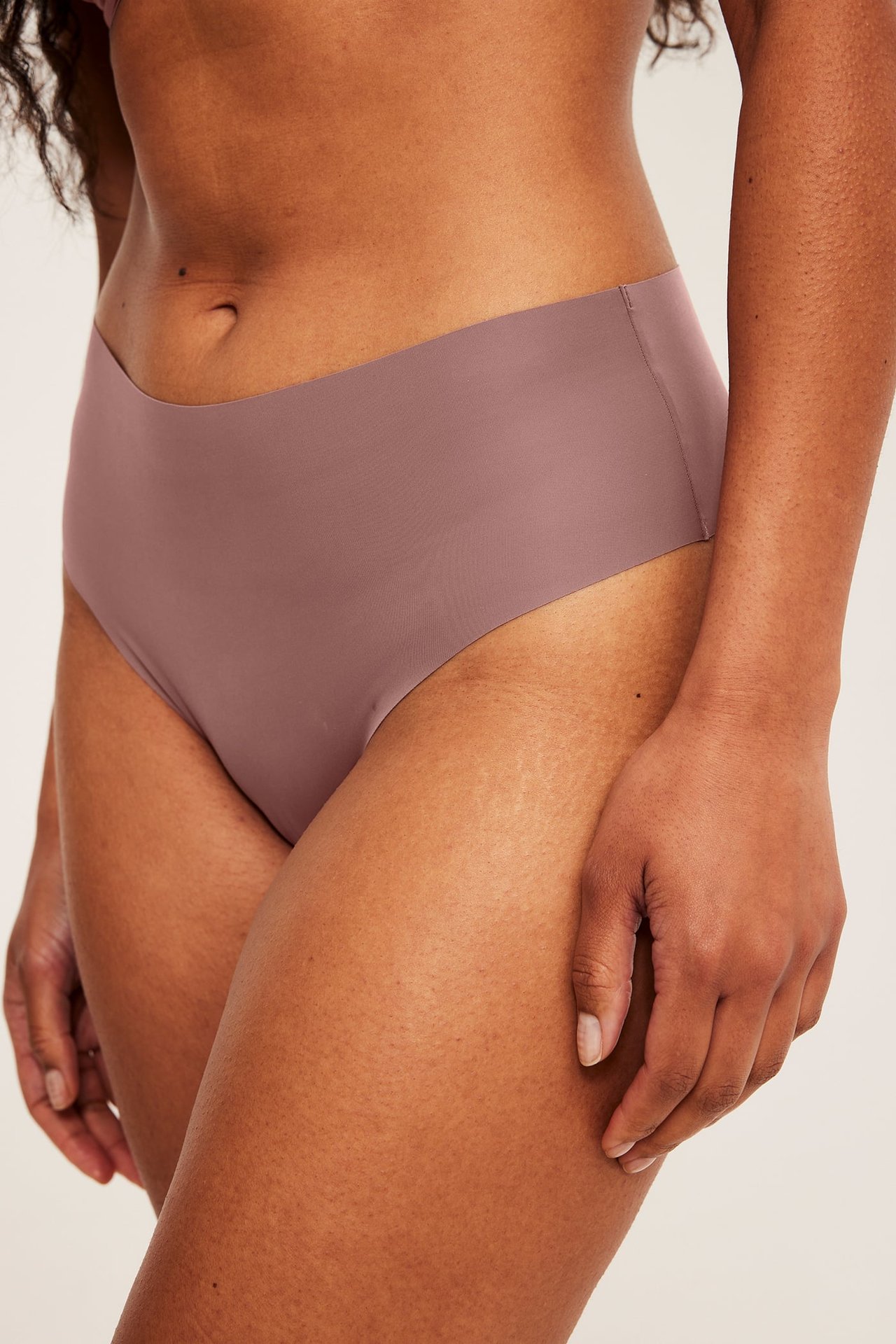 Sidebilde av sømløse høytlivs truser i mauve til dame.