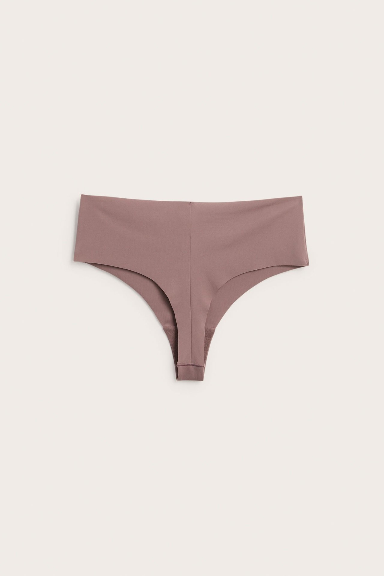 Widok z przodu, bezszwowe stringi w kolorze mauve.