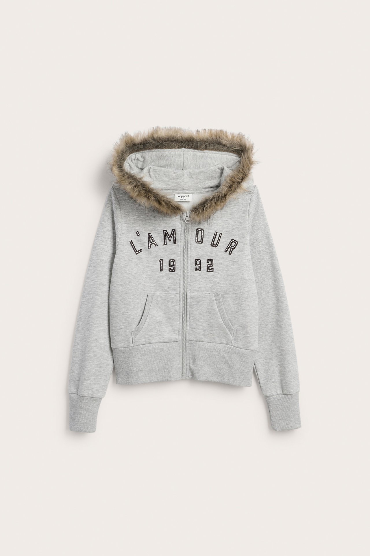 Frontvy av en grå barnhoodie med dragkedja, fuskpälsfodrad huva och 'L'AMOUR 19 92' tryck.