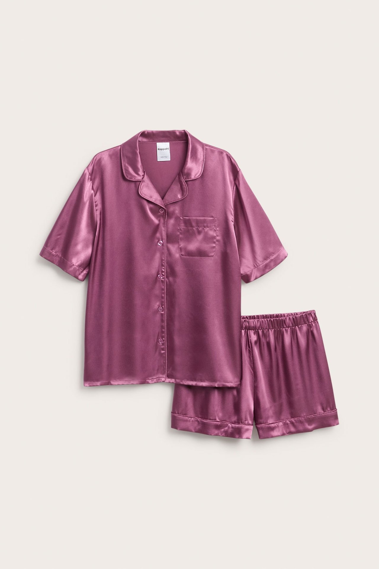 Frontalvisning: Plommefarget satengpyjamas med kortermet overdel med knapper og shorts med strikk.