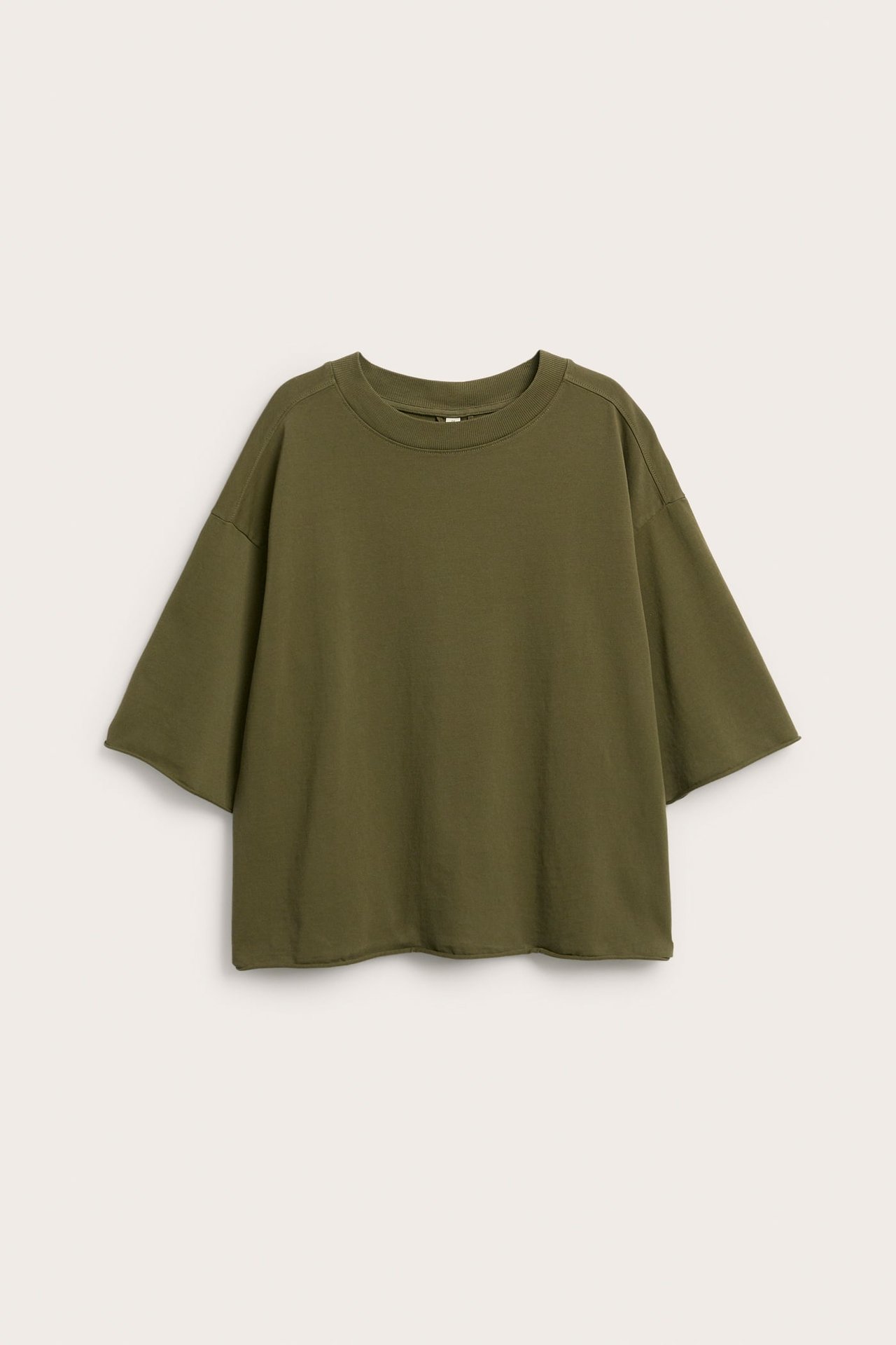 Frontvy av en enfärgad olivgrön lös T-shirt med korta ärmar.