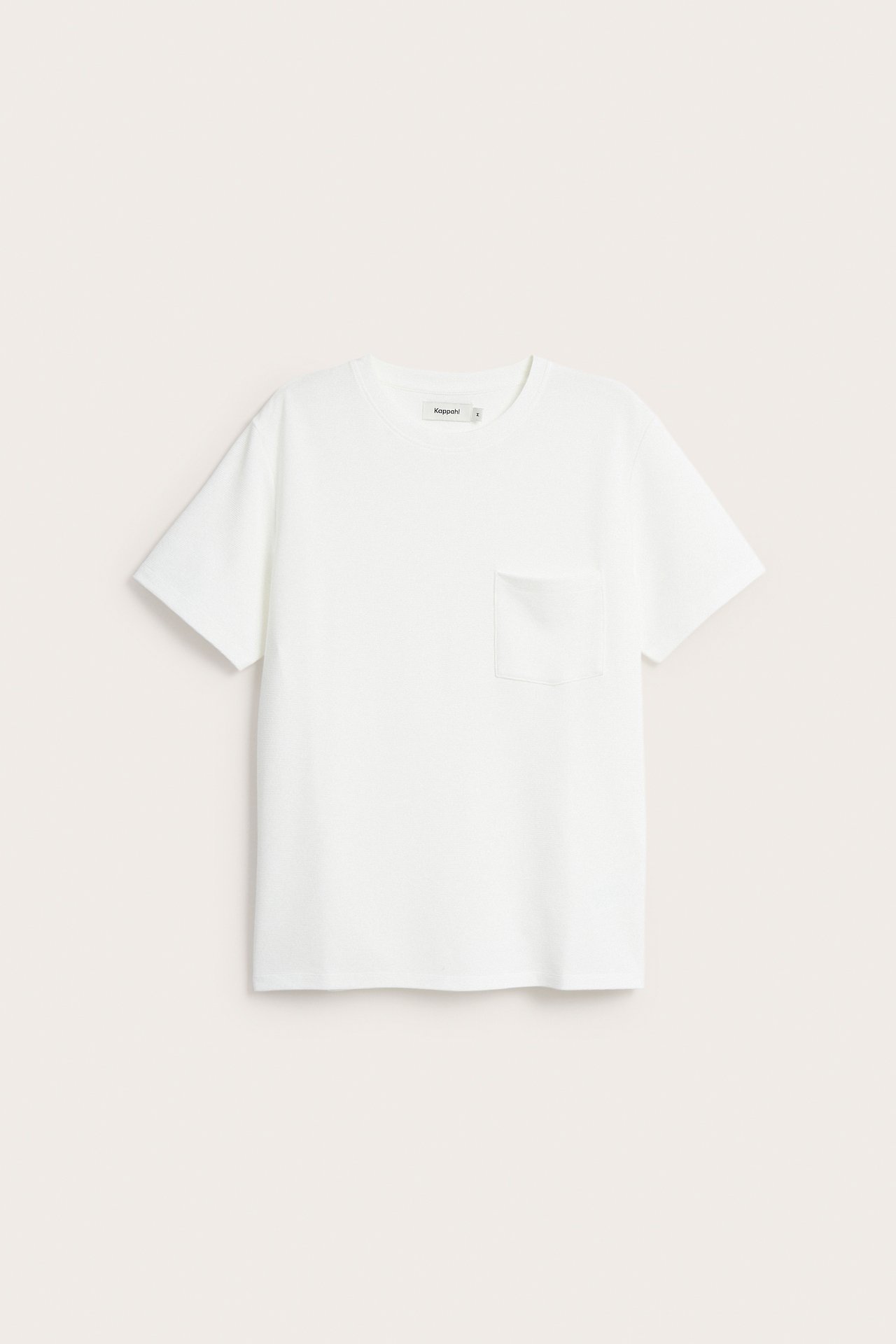 Frontvisning av en hvit regular fit strukturert t-skjorte med rund hals og brystlomme.