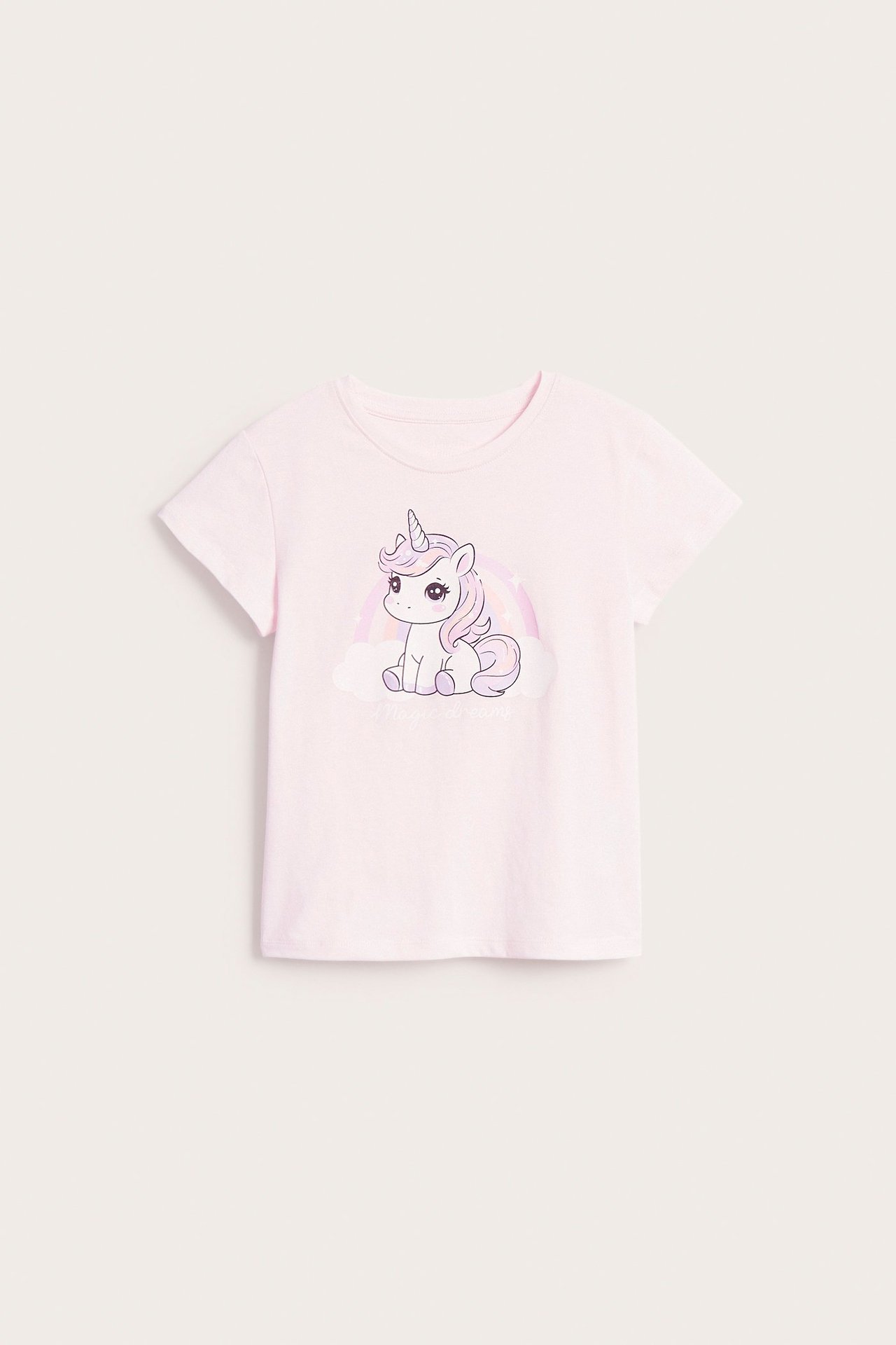 Widok z przodu różowego dziecięcego T-shirtu z bawełny jersey z nadrukiem jednorożca.