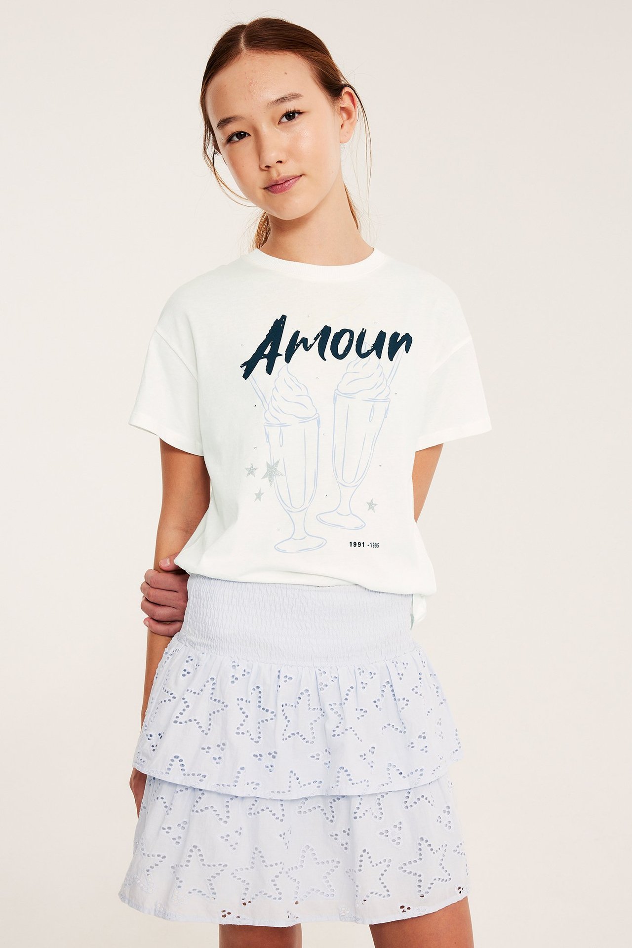 Biała dziecięca koszulka z nadrukiem, krótkie rękawy, kolor offwhite.