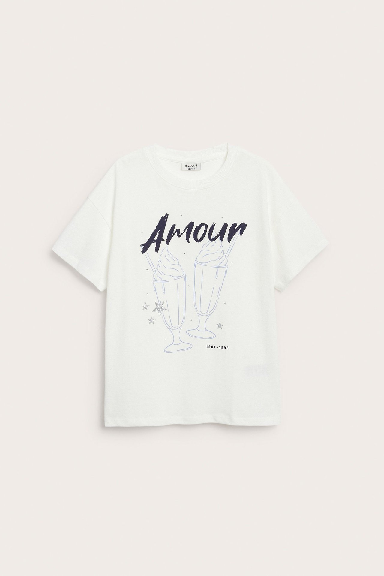 Framsida av en offwhite bomulls-T-shirt med 'Amour'-text och milkshake-tryck.