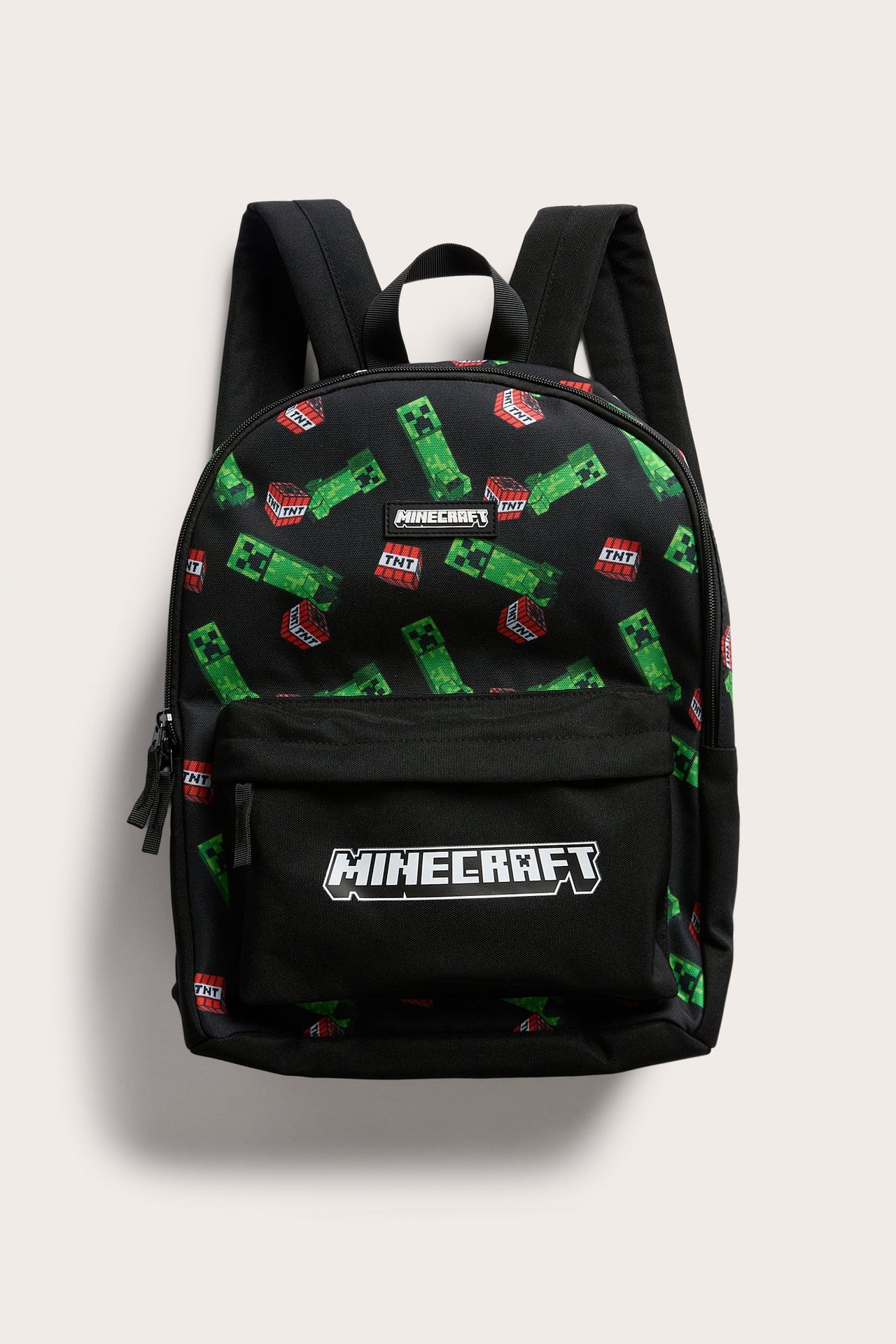 Edestä musta Minecraft-reppu Creeper- ja TNT-kuviolla ja päälogolla etutaskussa.