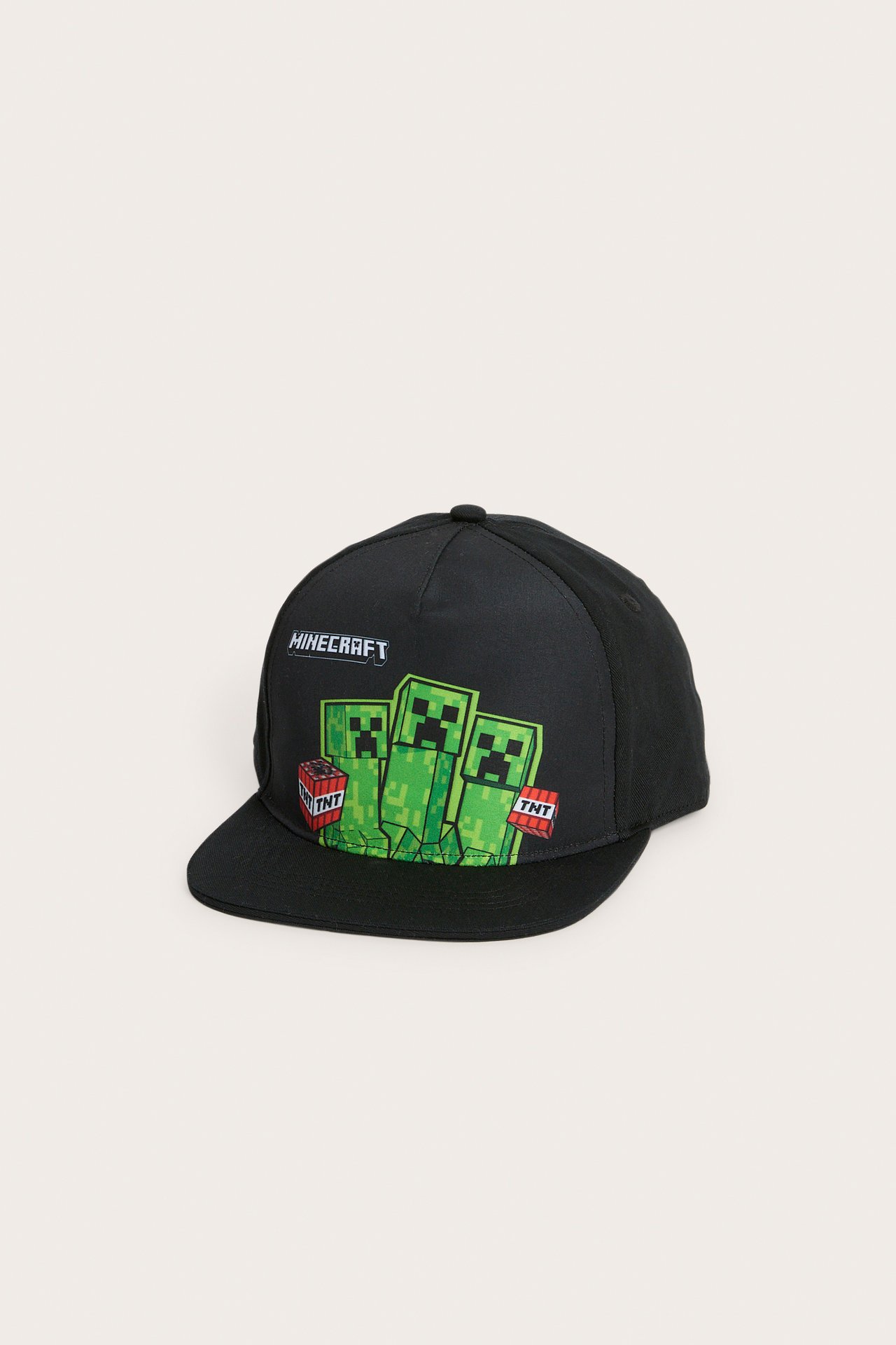 Widok z przodu czarnej czapki z daszkiem z nadrukiem Minecraft Creeper i TNT.