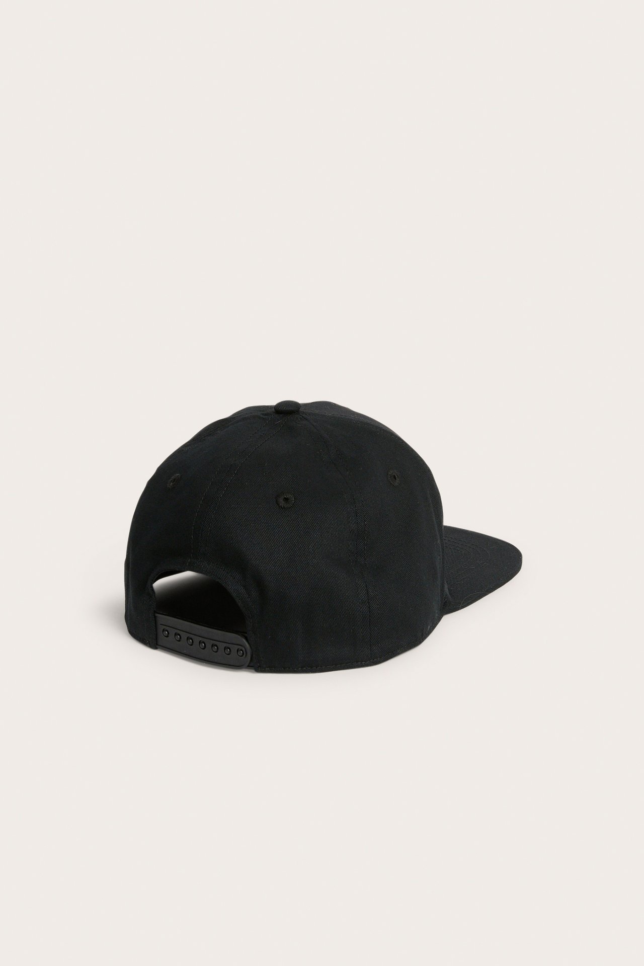 Tylny widok czarnej czapki z płaskim daszkiem i zapięciem typu snapback.