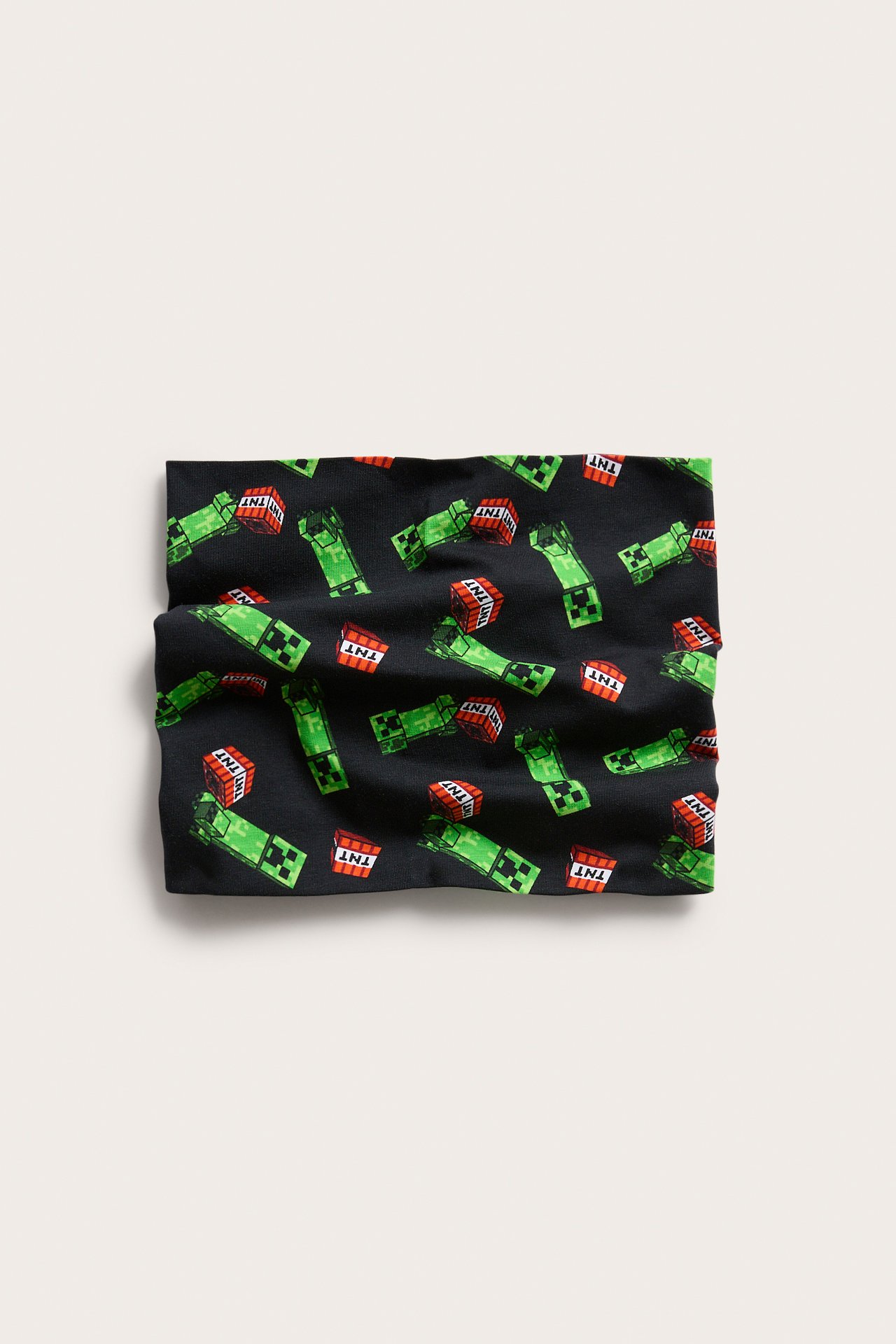 Frontutsikt av en svart halsvarmer med grønne Minecraft Creepers og røde TNT-blokker print.