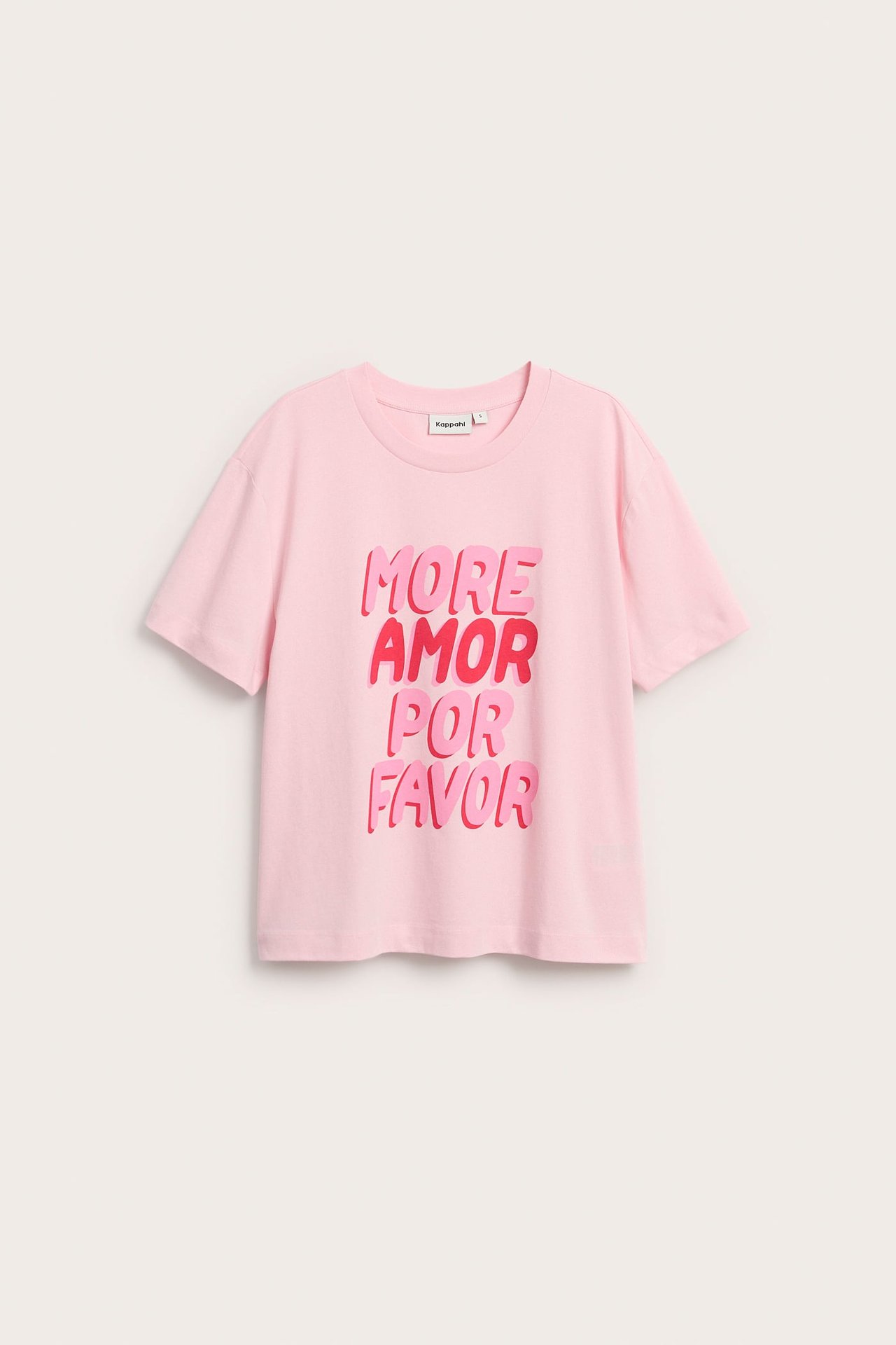 Framsida av ljusrosa bomullst-shirt med korta ärmar och tryck "MORE AMOR POR FAVOR".