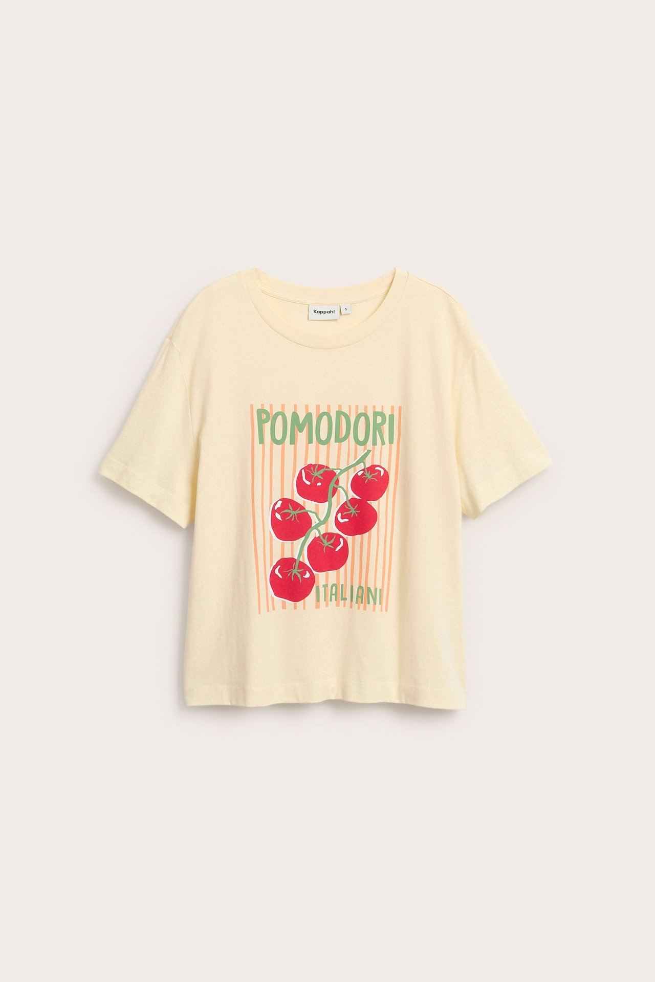 Frontvy av en ljusgul t-shirt i bomull med rött tomatmönster och texten "Pomodori Italiani".