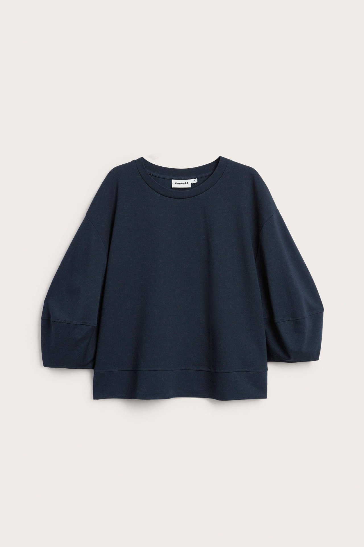 Edestäpäin, tummansininen väljä toppi pyöreällä kaula-aukolla, lyhyillä pussihihoilla ja leveillä hihansuilla.