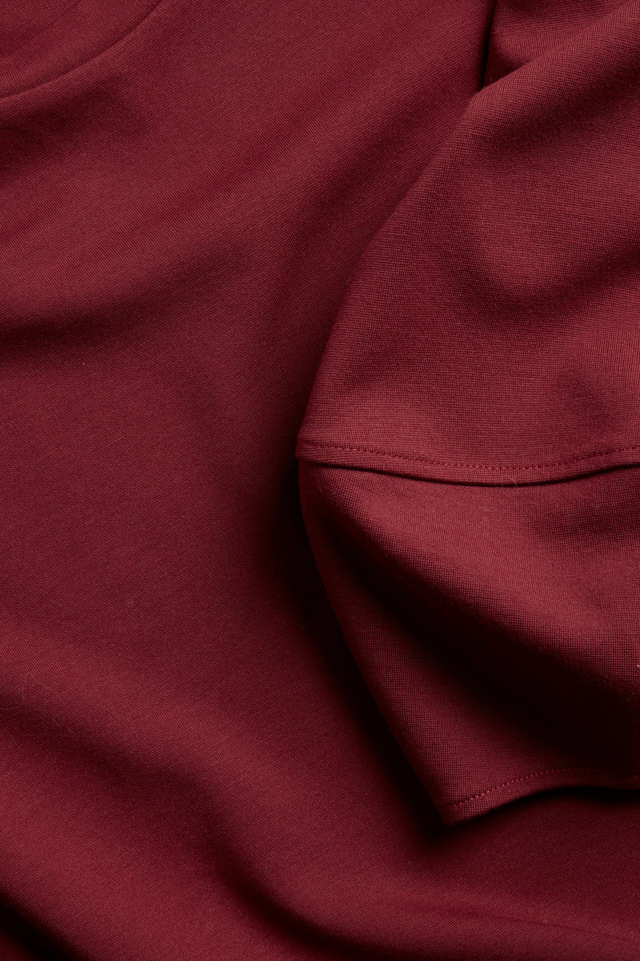 Närbild av en löst sittande röd punto-topp med puffärm.